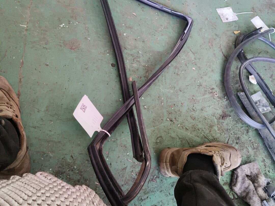 L4FD839440F 后门玻璃绒槽(右)