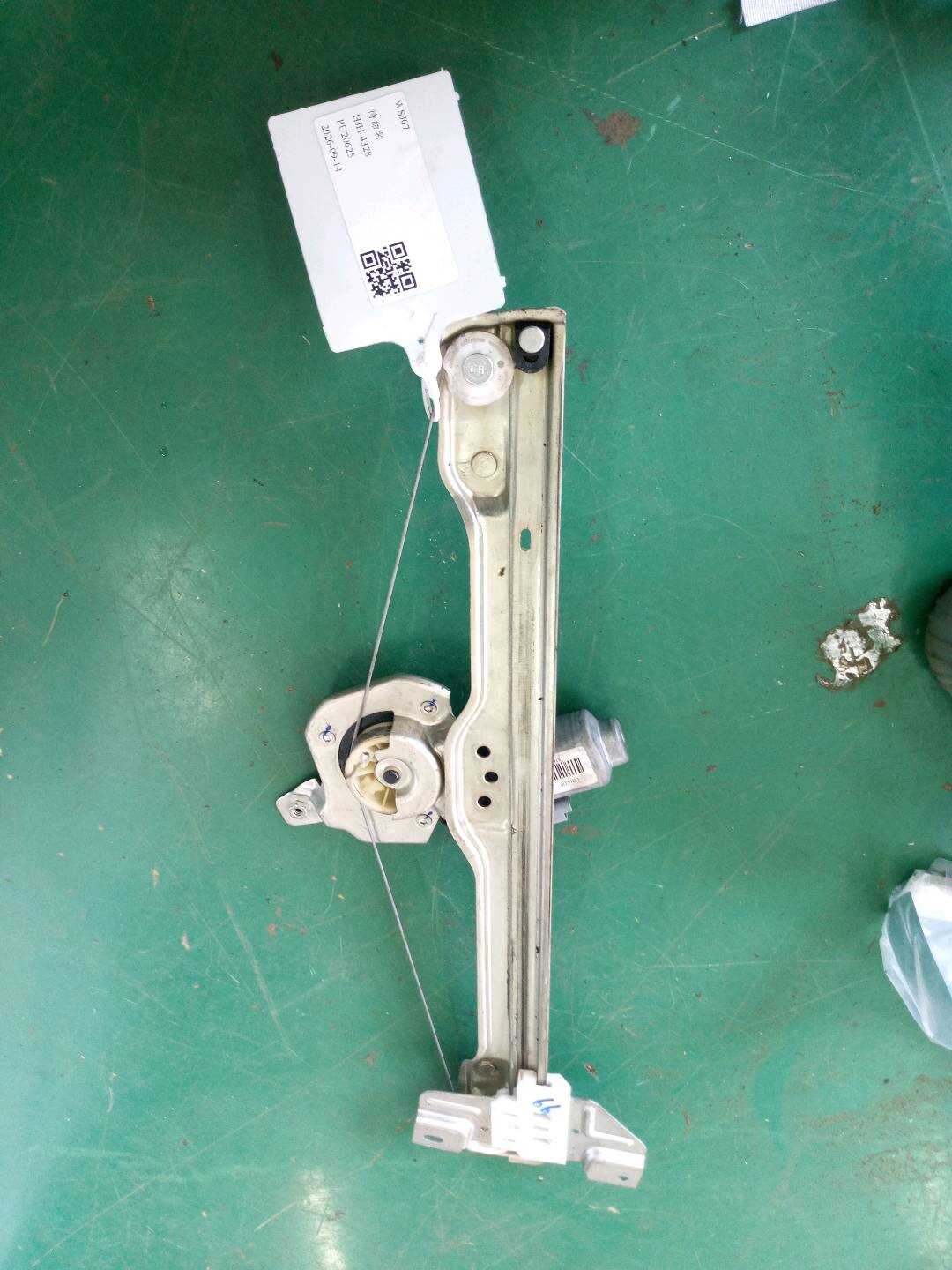 SC6104120A 右前门升降器支架总成