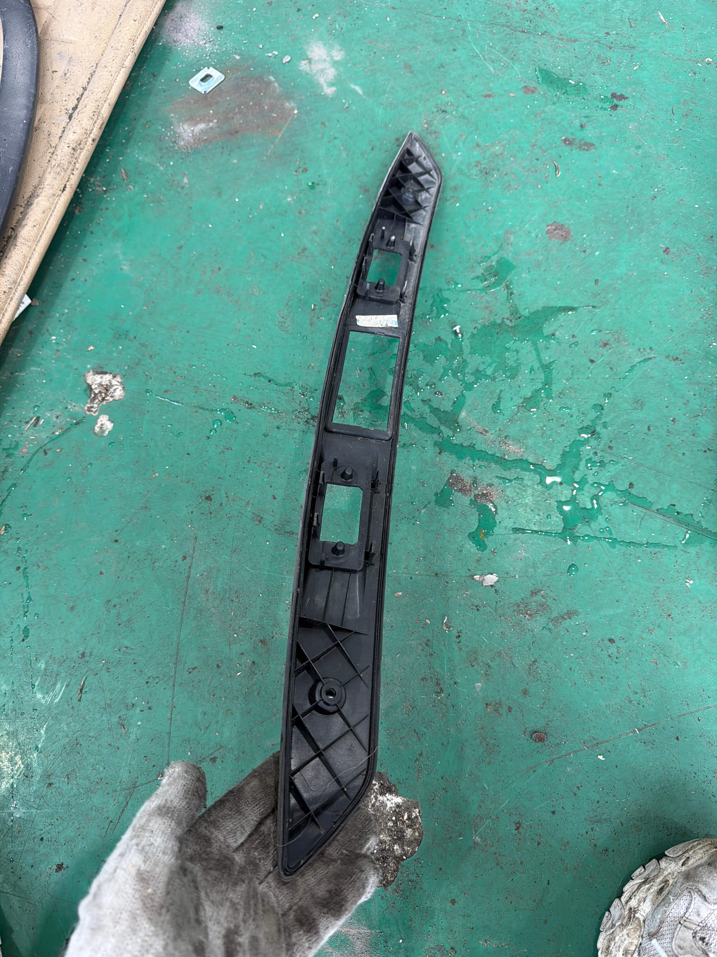 5N0827287A 尾盖外拉手座