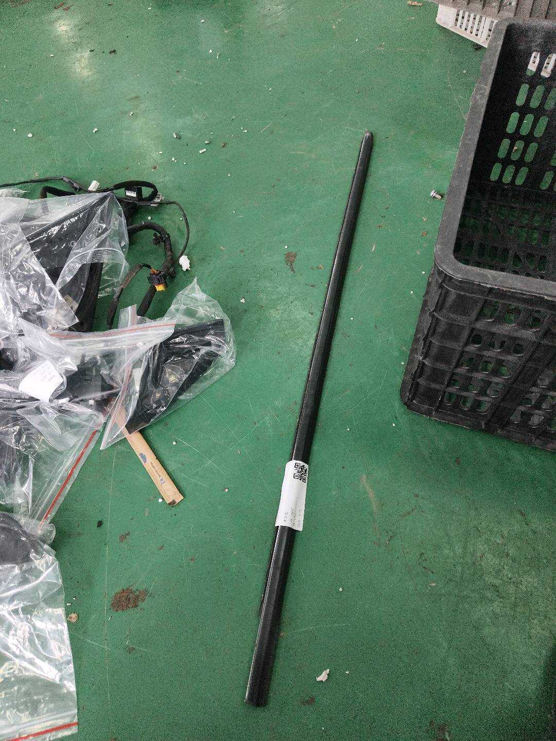 822104X000 Front Door Window Molding (Left Outer)