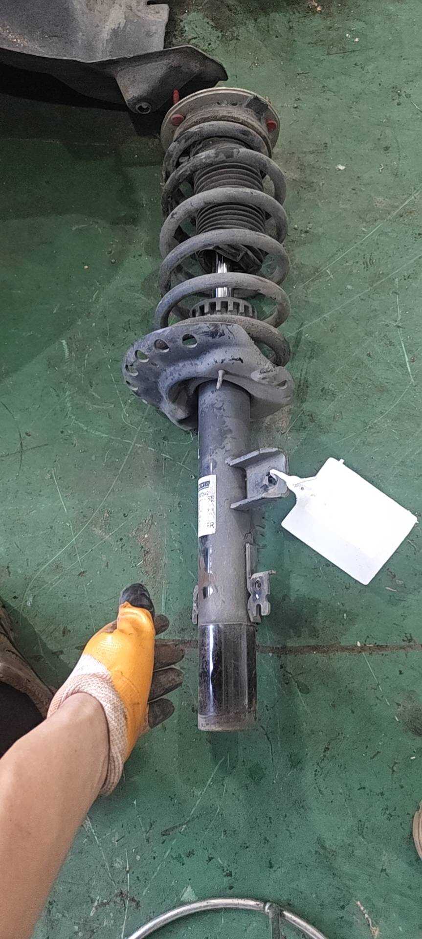 LR039917 Rear Shock Absorber Assembly, Right
