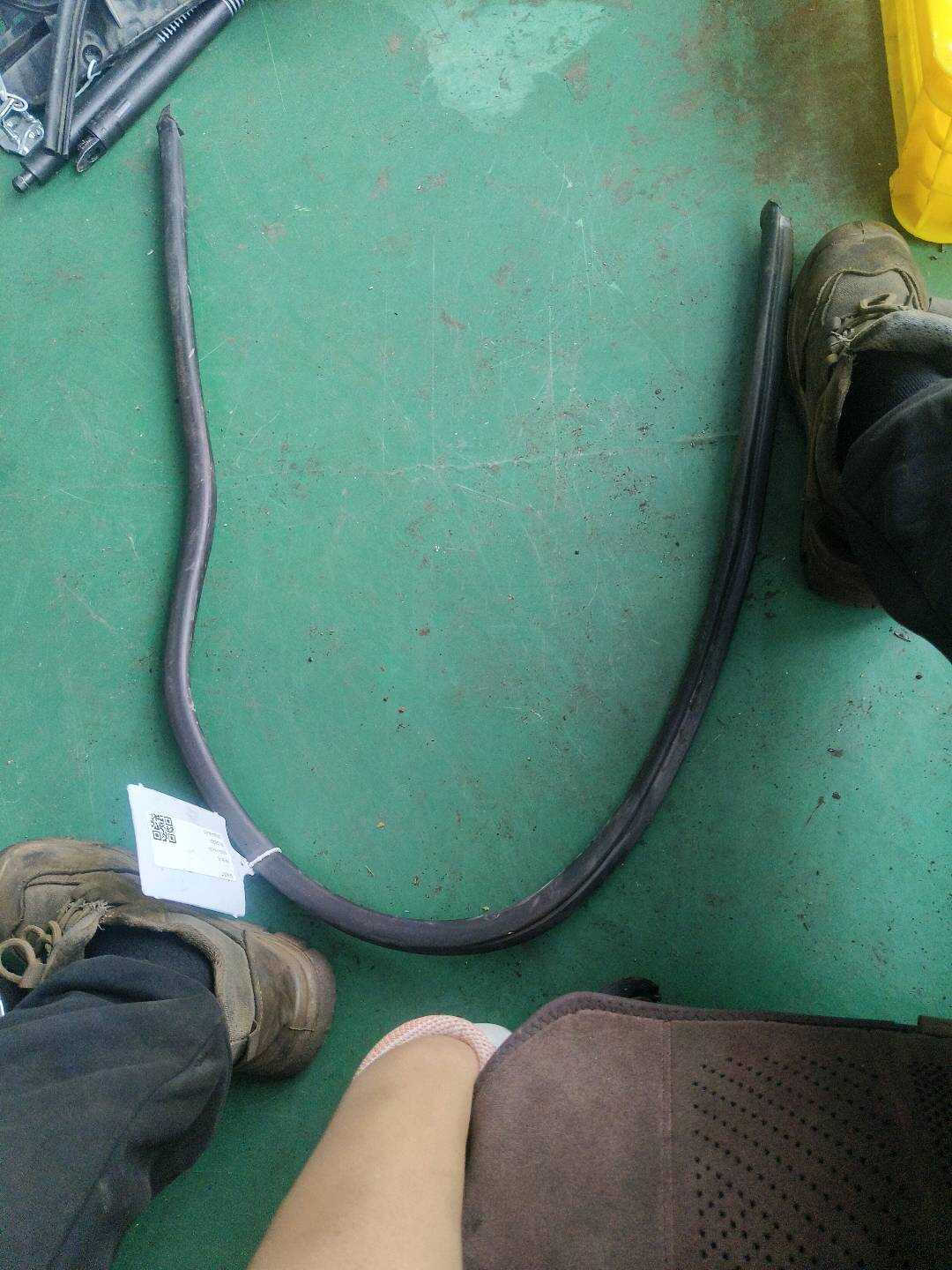 51718240742 前机盖胶条(后)