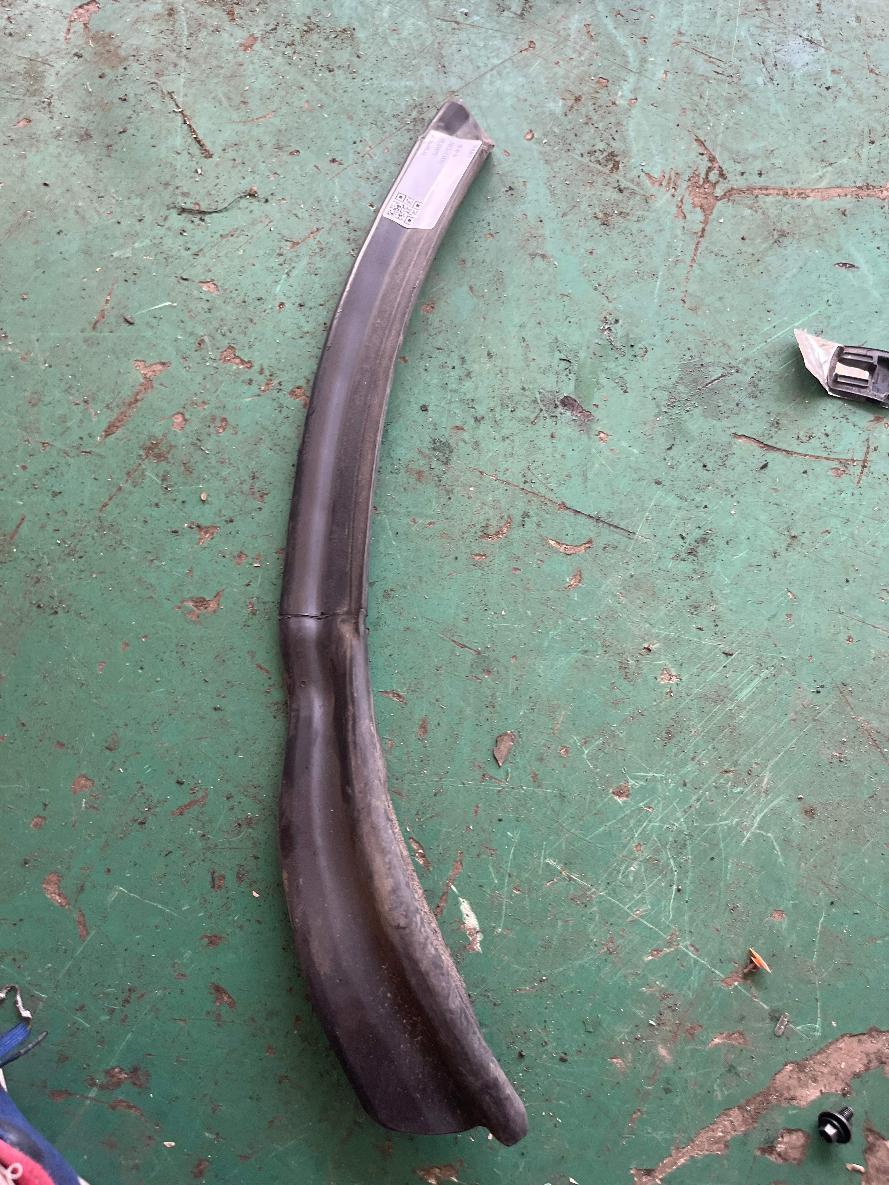 LR006360 Rear Door Seal Strip (Lower Right)