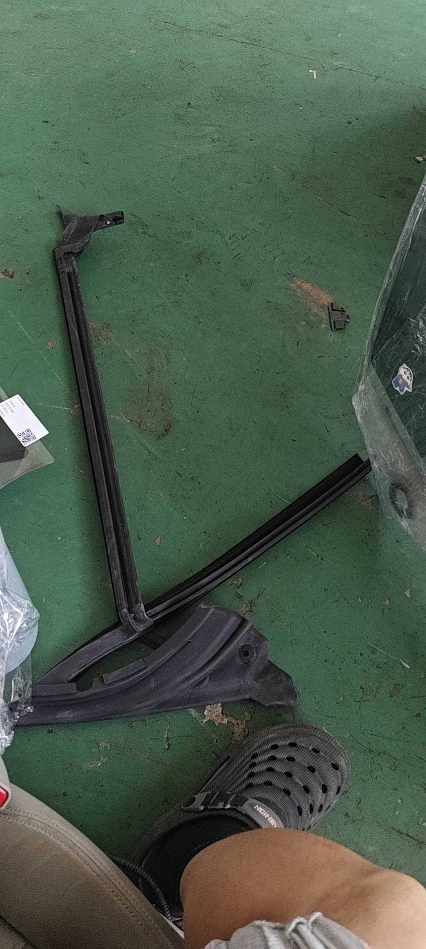 51339875702 前门内三角饰板(右)