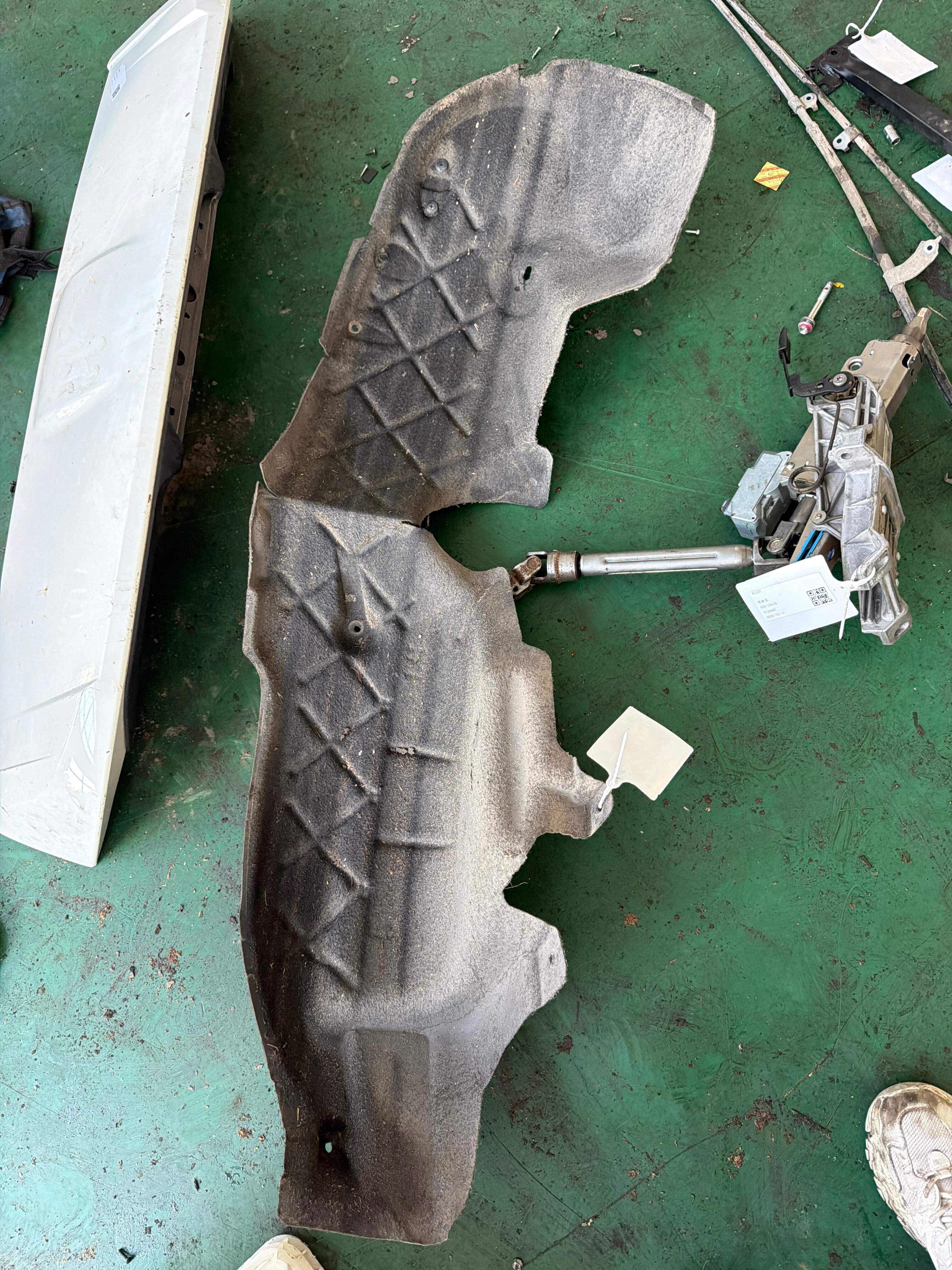 LR043959 Rear Fender Liner, Left