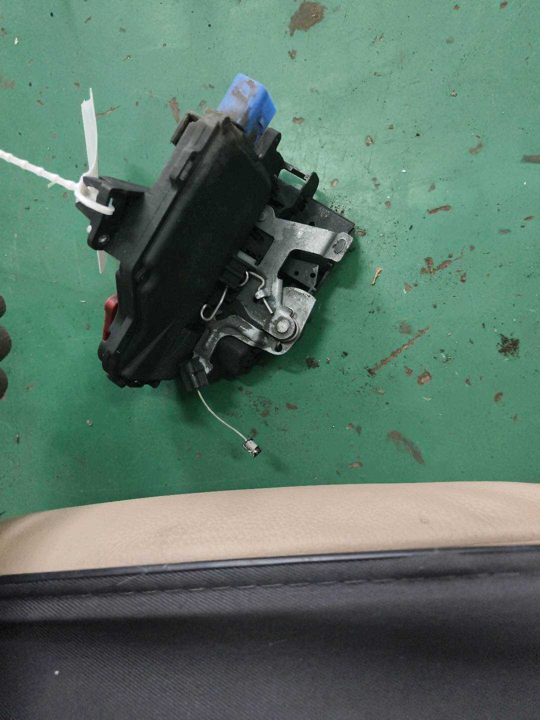 7L0839016D Rear Door Lock Assembly, Right