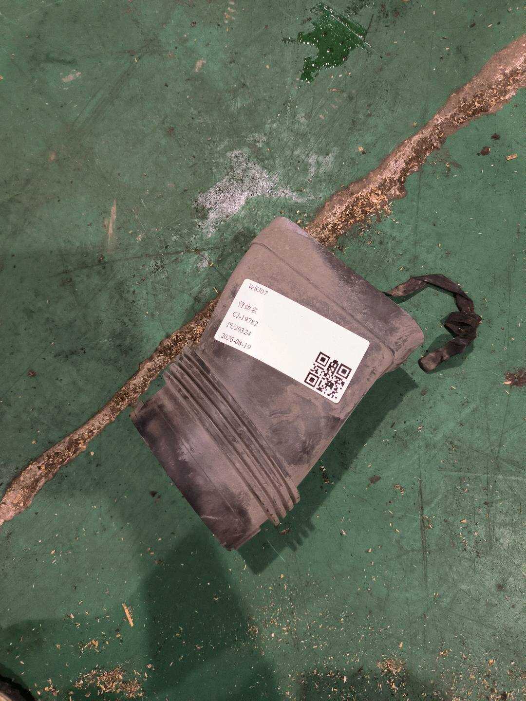 13717590592 空气滤清器进气管（后）