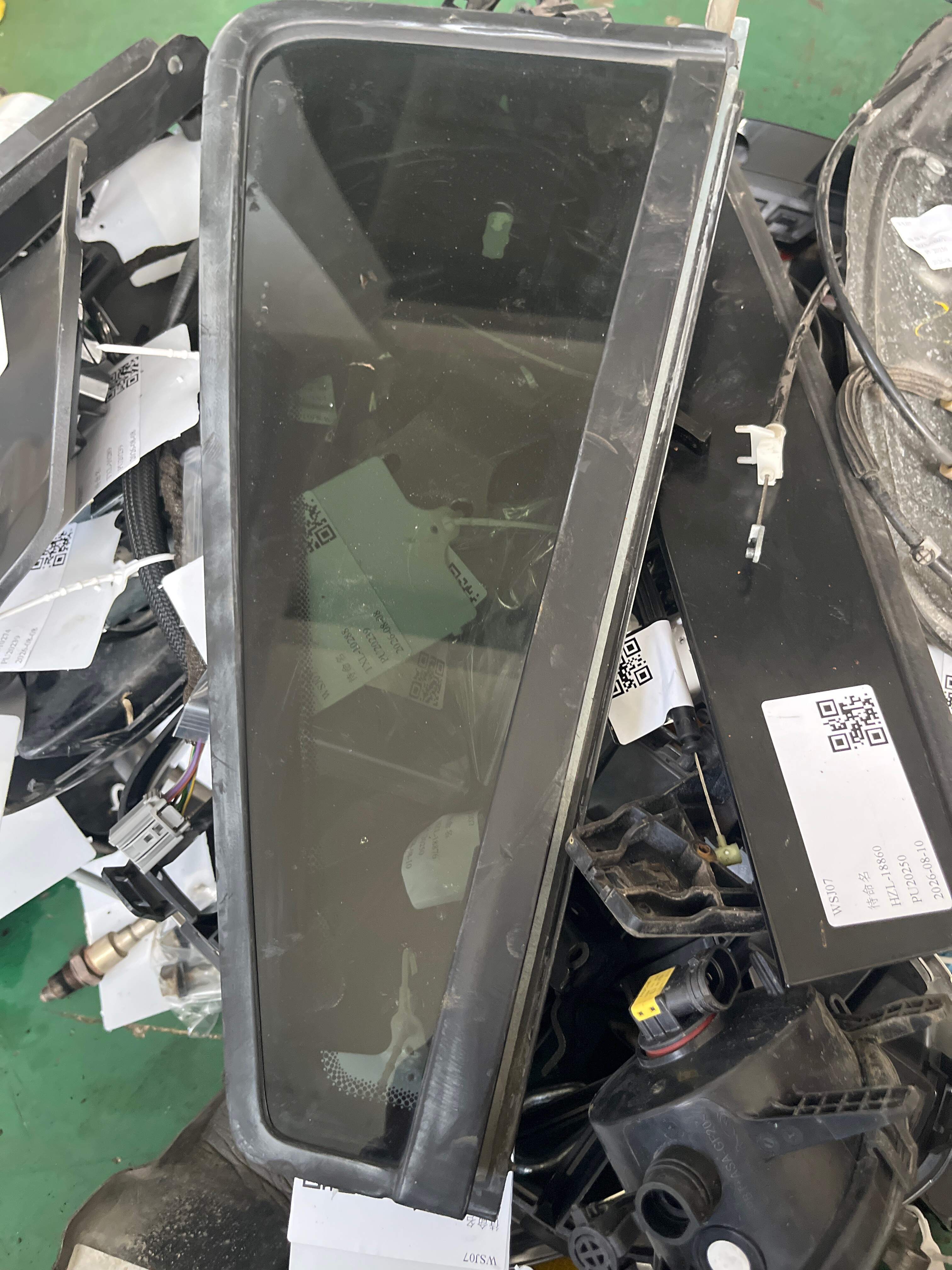 LR001685 Rear Door Quarter Glass, Left