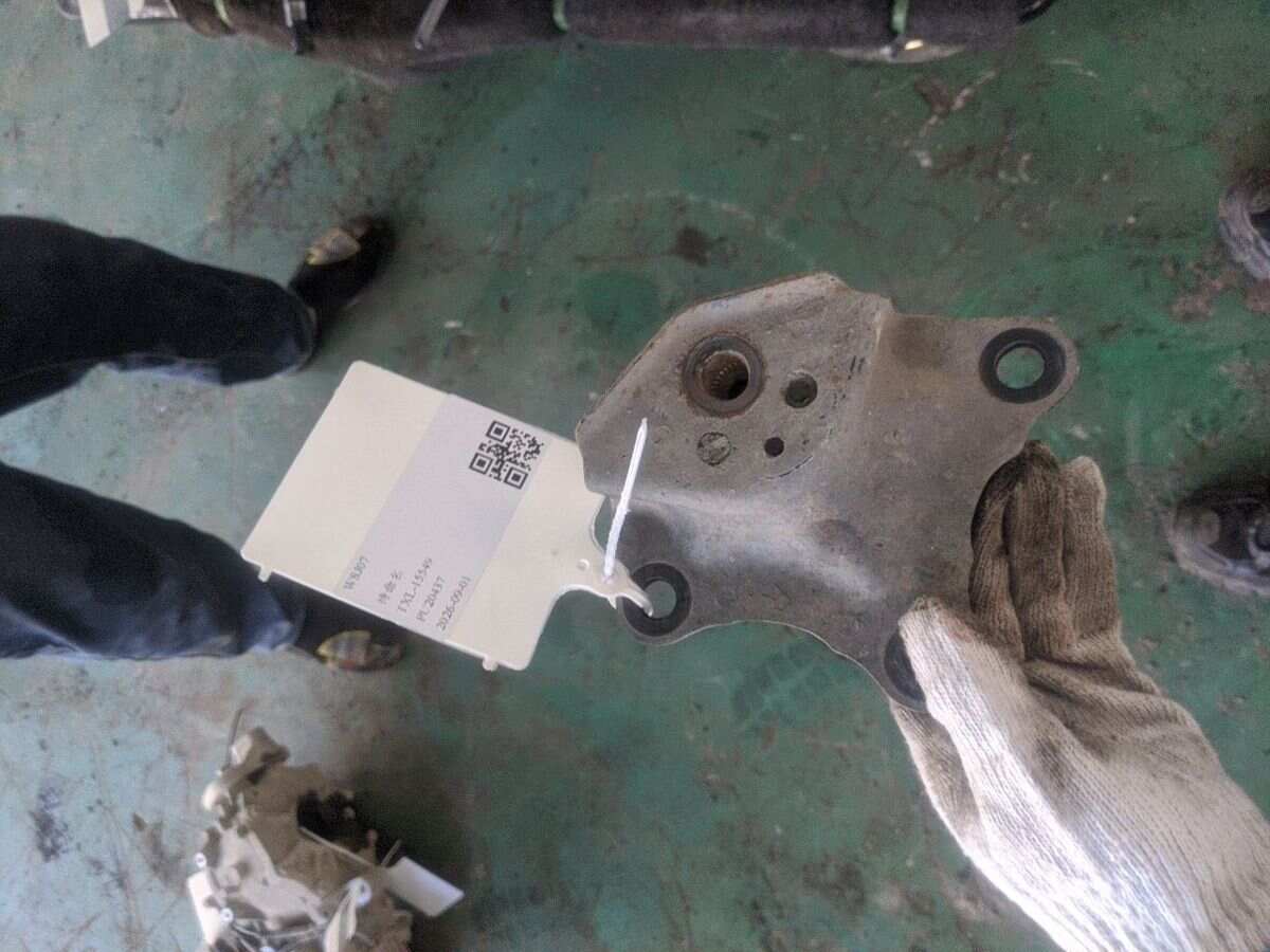4851648010 右后减振器上支架