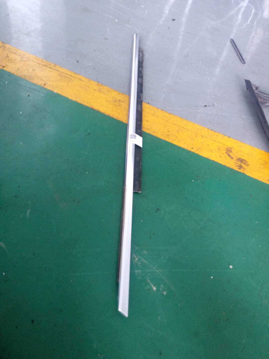 L8R0853283C2ZZ 前门玻璃压条(左外)
