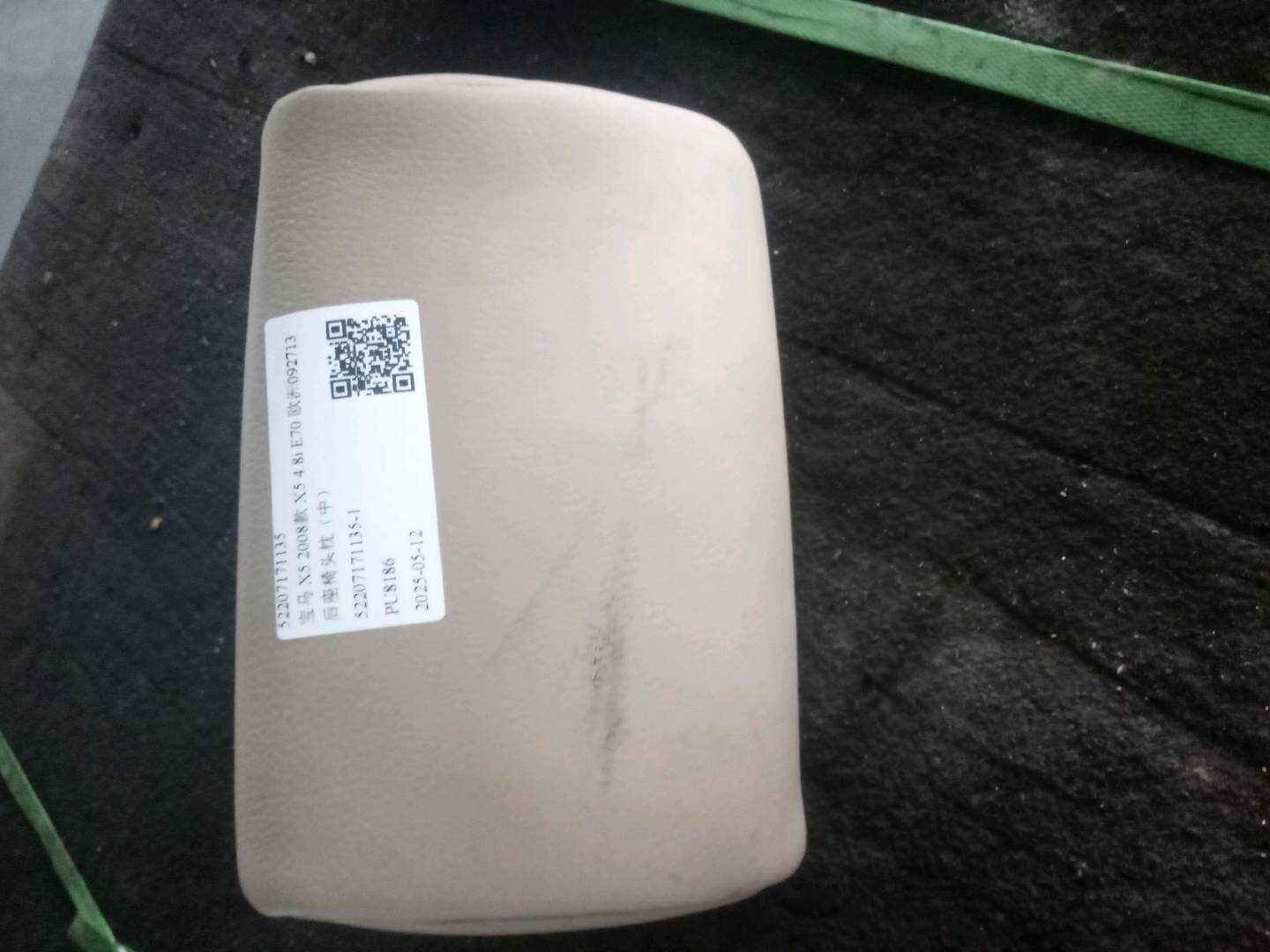 52207171135 后座椅头枕（中）