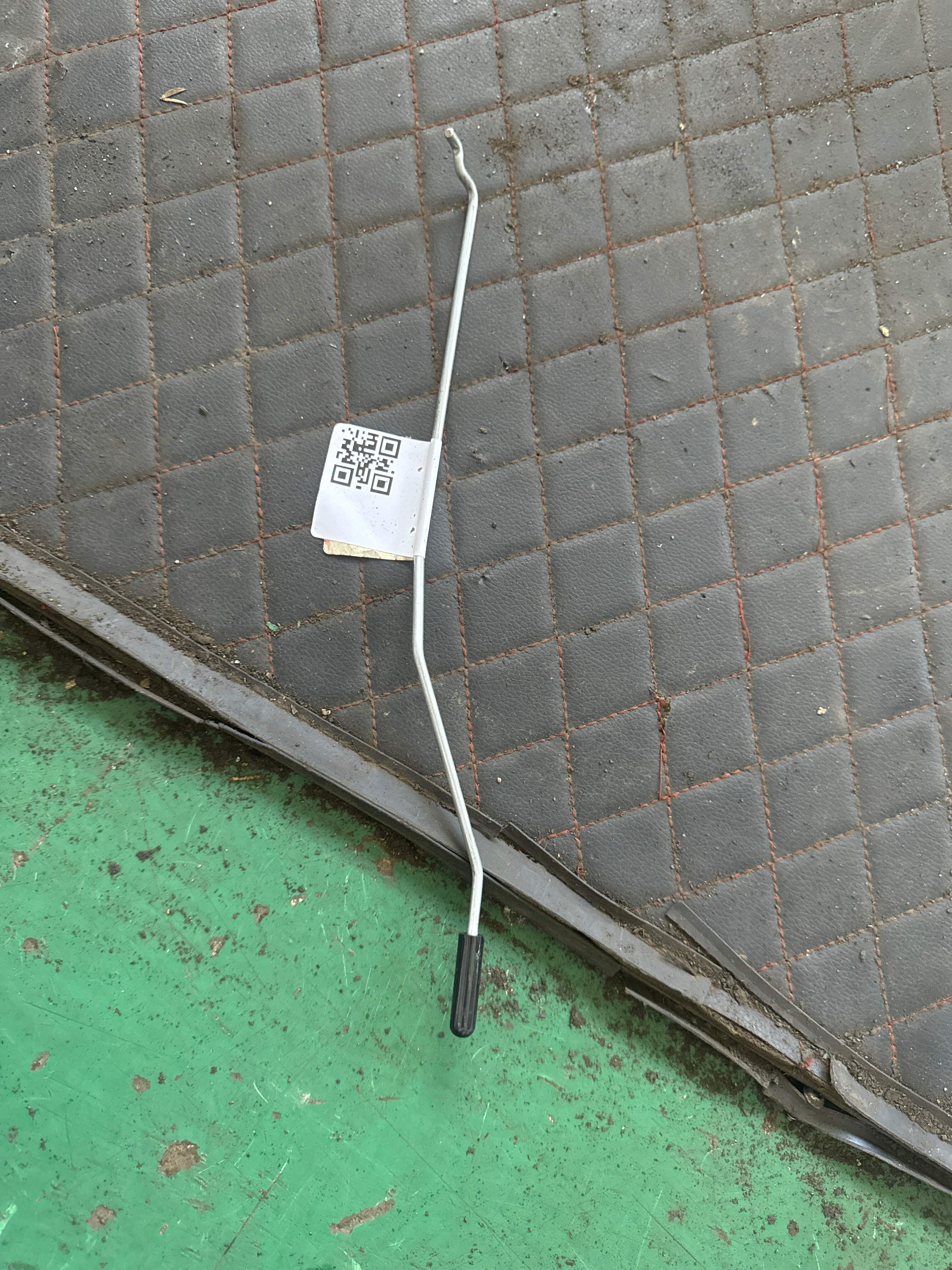 51227474339 后门锁止杆（左）