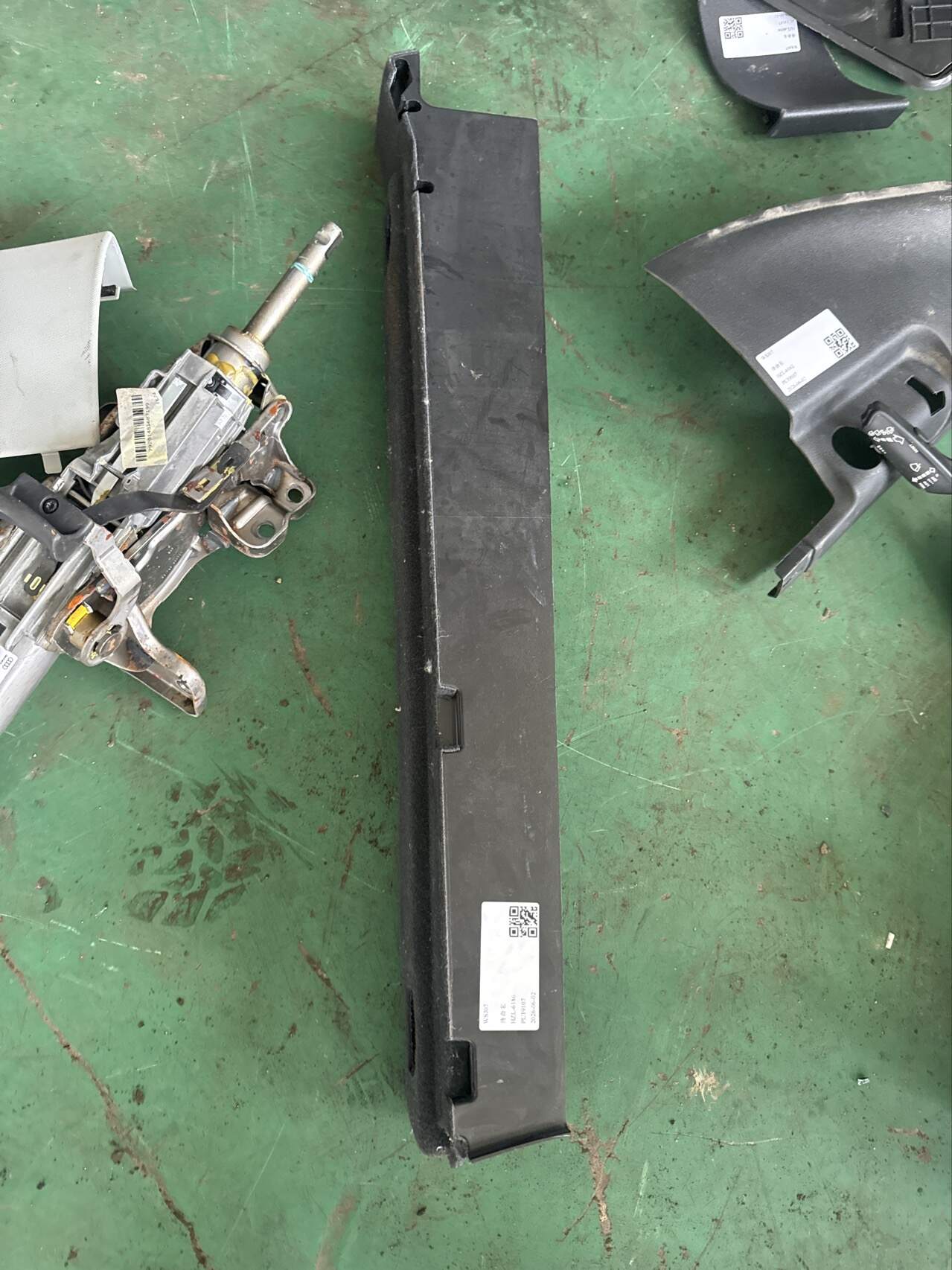 8R0861827C 后备箱左侧盖条