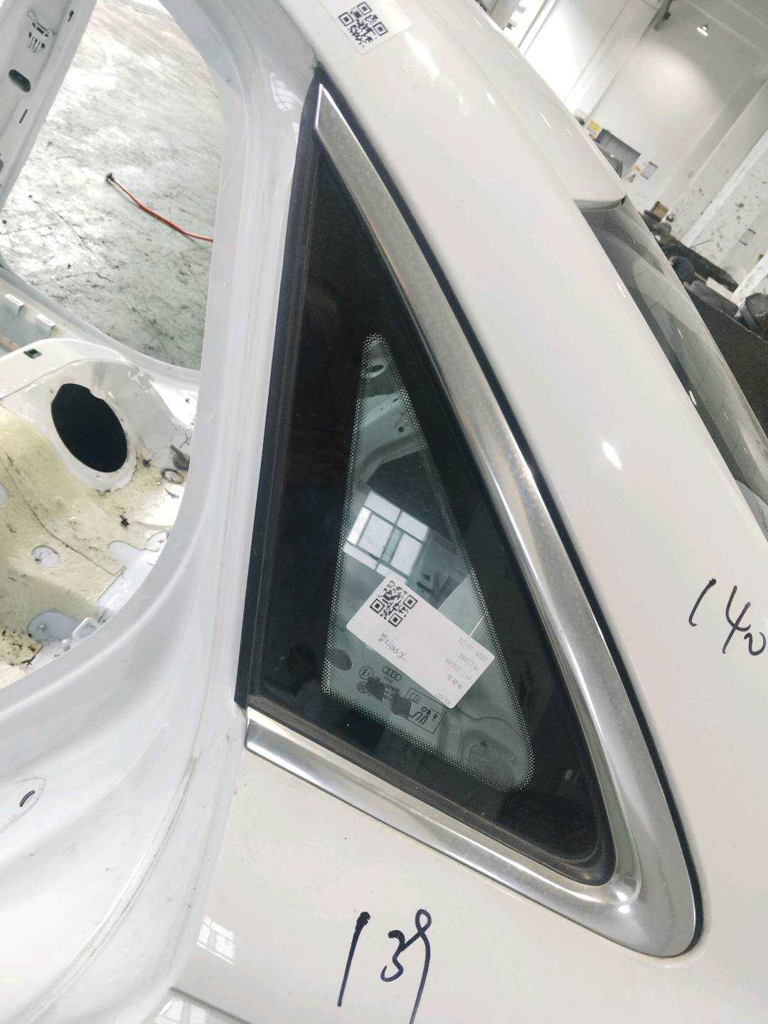 8WD845297A Rear Quarter Glass, Left