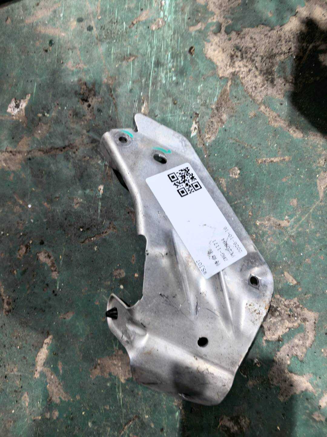 8E1819079 Retaining Clamp