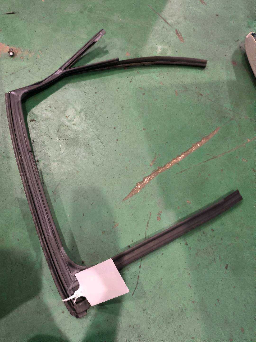 L8RD839440 后门玻璃绒槽(右)