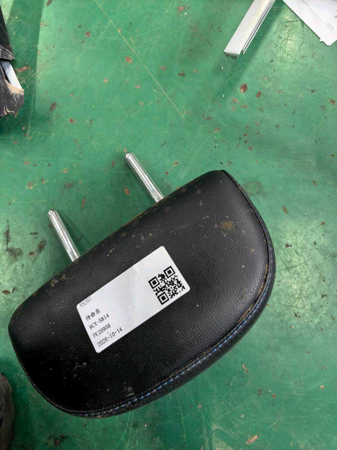 864305UR2A 后座椅头枕（右）