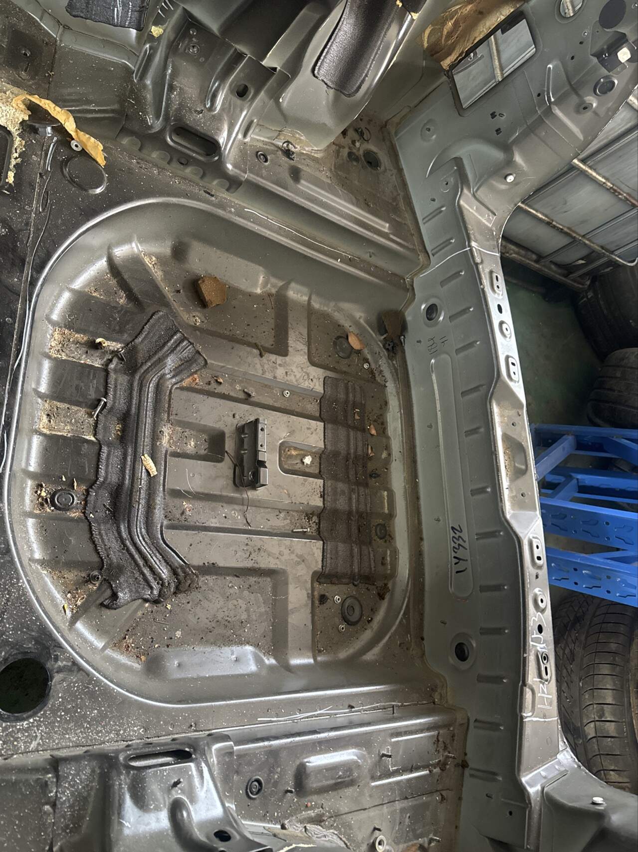 LR000016 Spare Tire Well