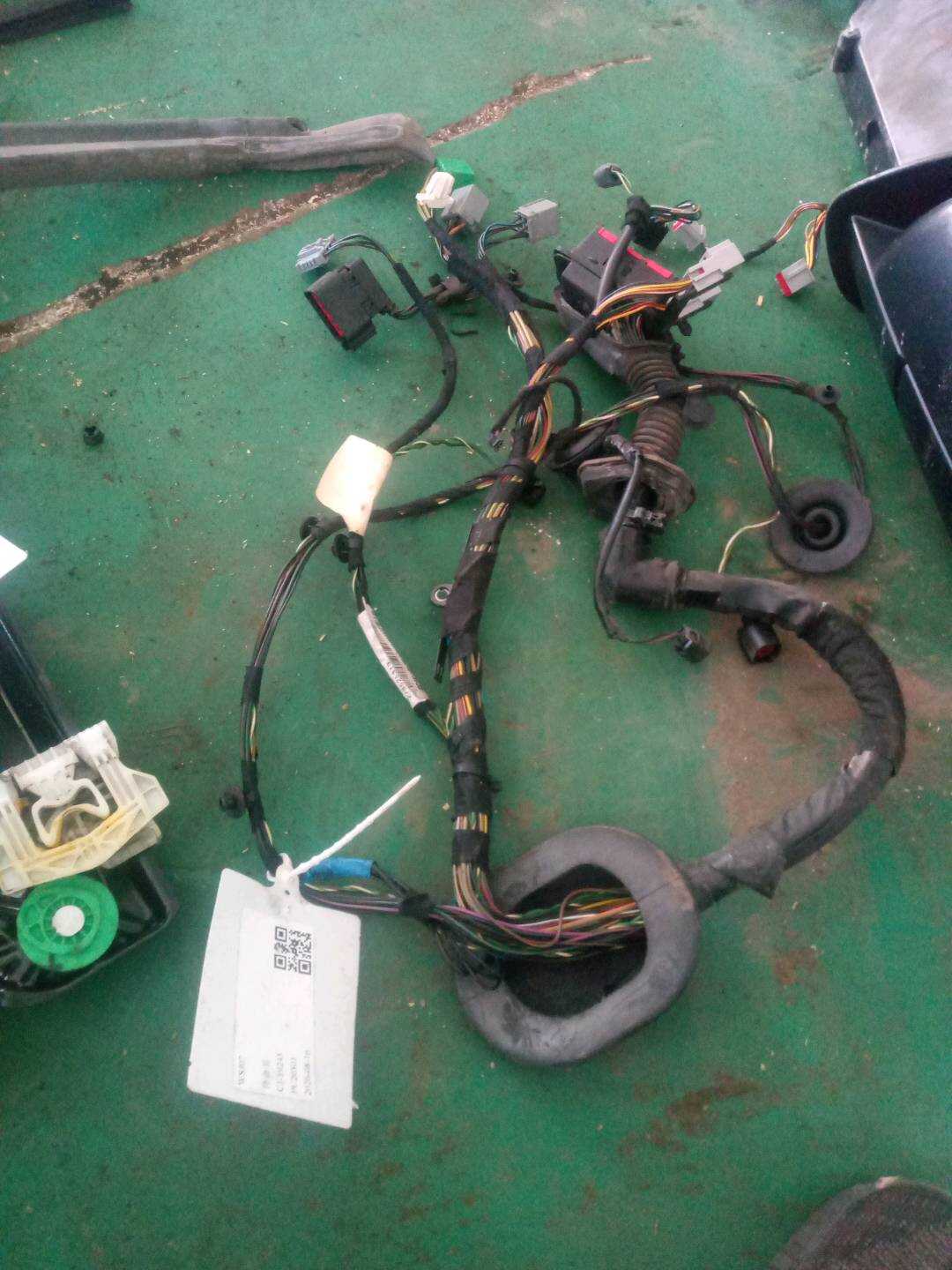 YMM503230 Front Door Wiring Harness, Left