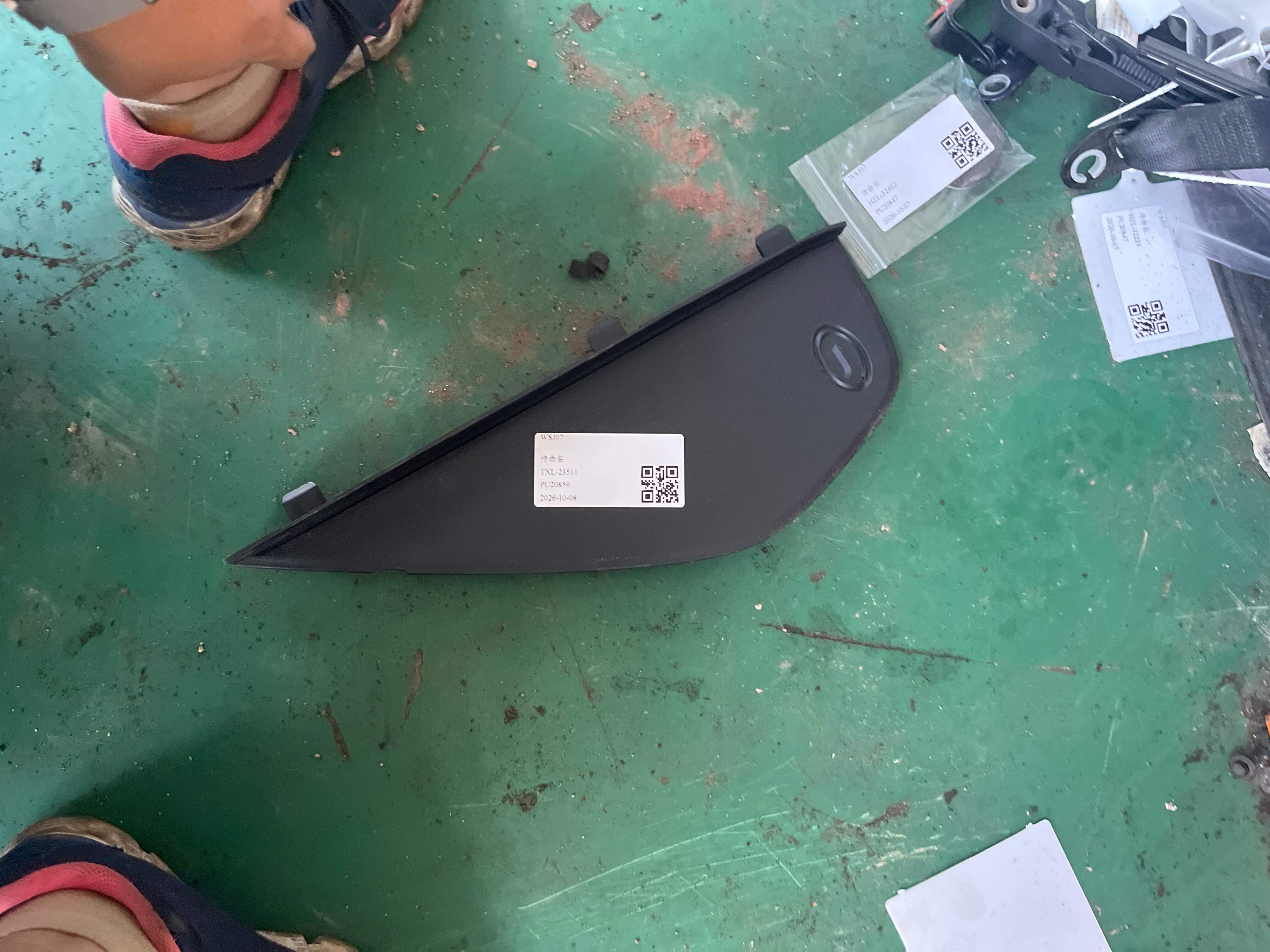 6010011ADU0000M02 仪表板左侧端盖总成_松脂黑色