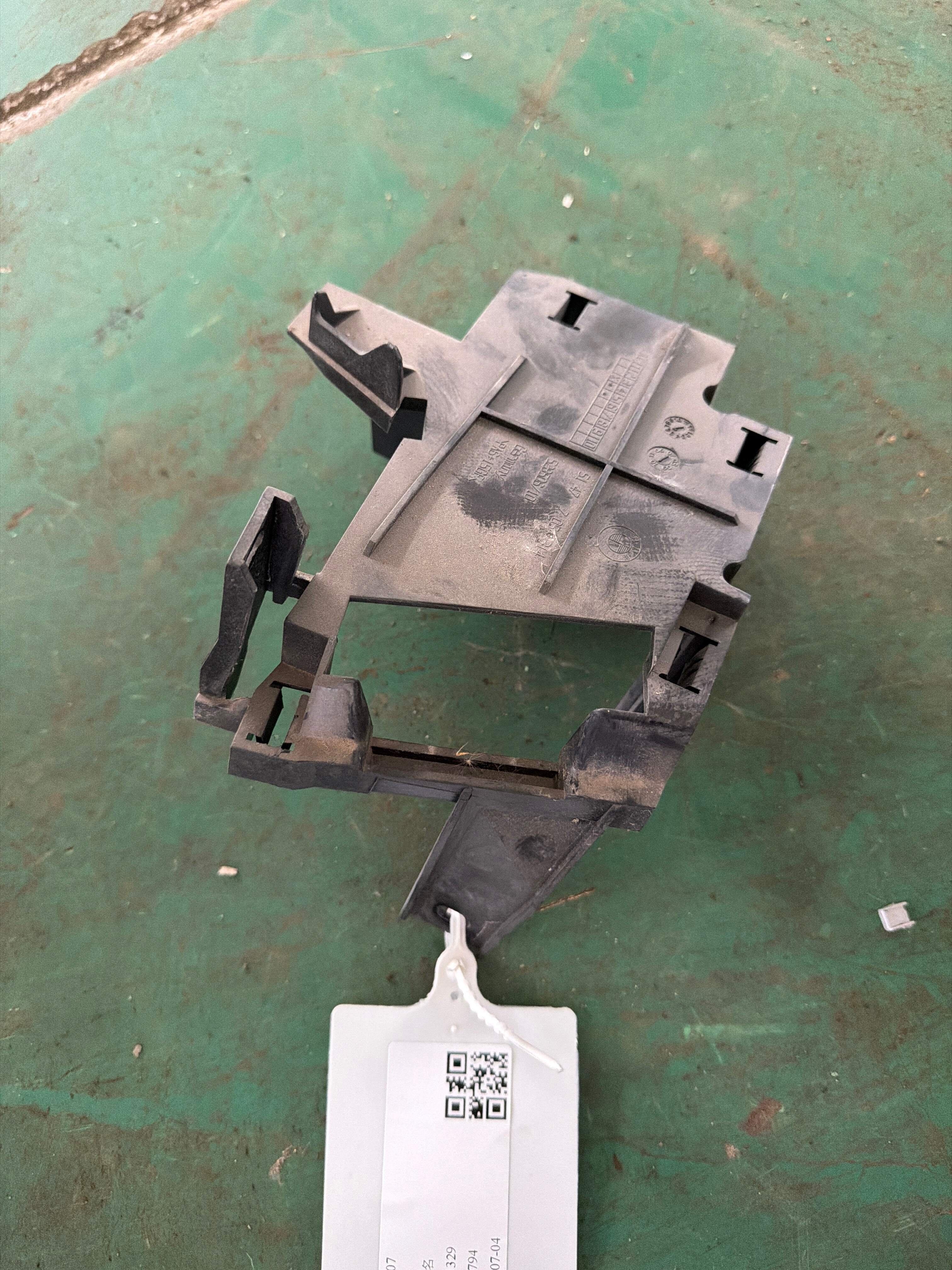 51477054314 安全带盖板底架(右)