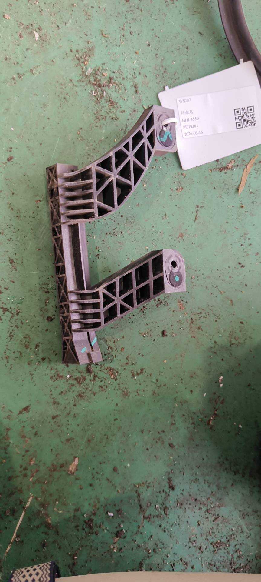9802146880 Rear Door Window Guide Rail, Left