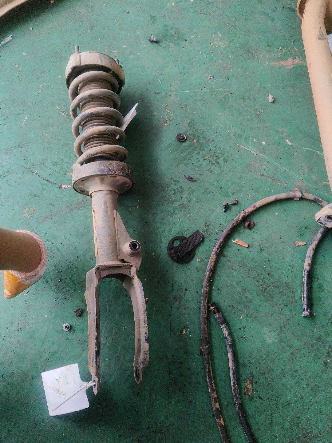 958413031H 前减震器芯（左）