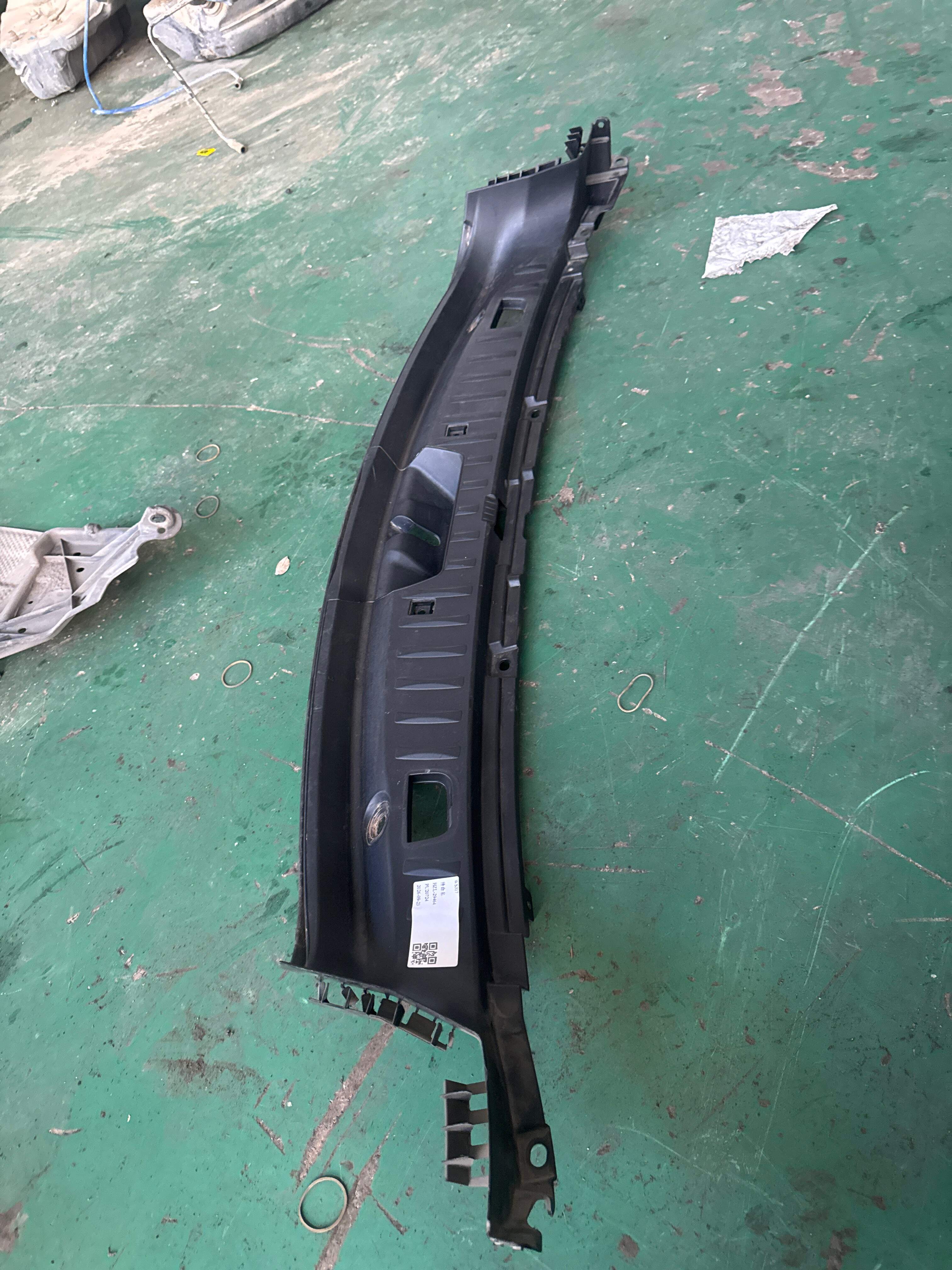 51479167390 Rear Upper Panel Trim