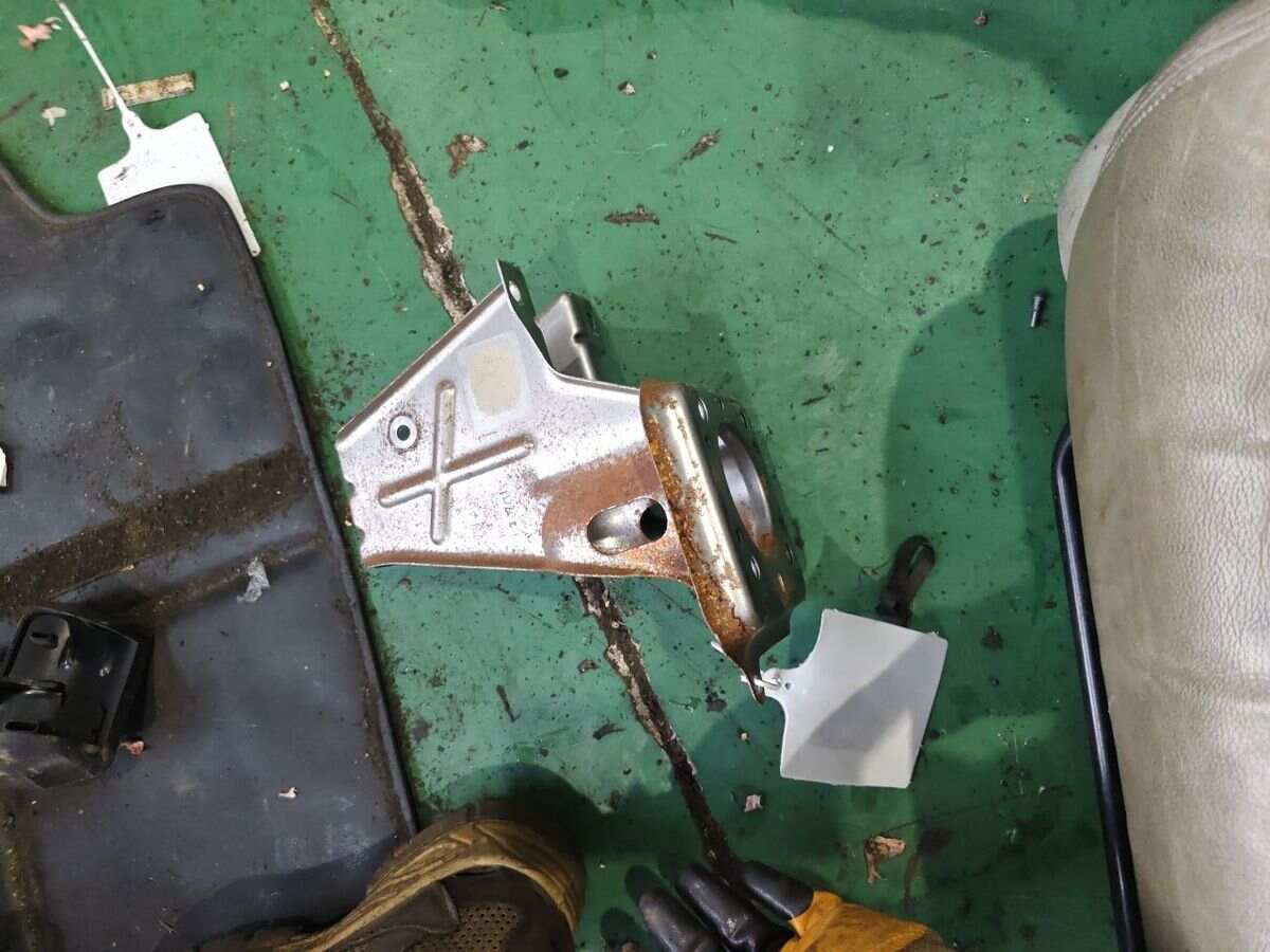 1K1721115N Footrest Bracket