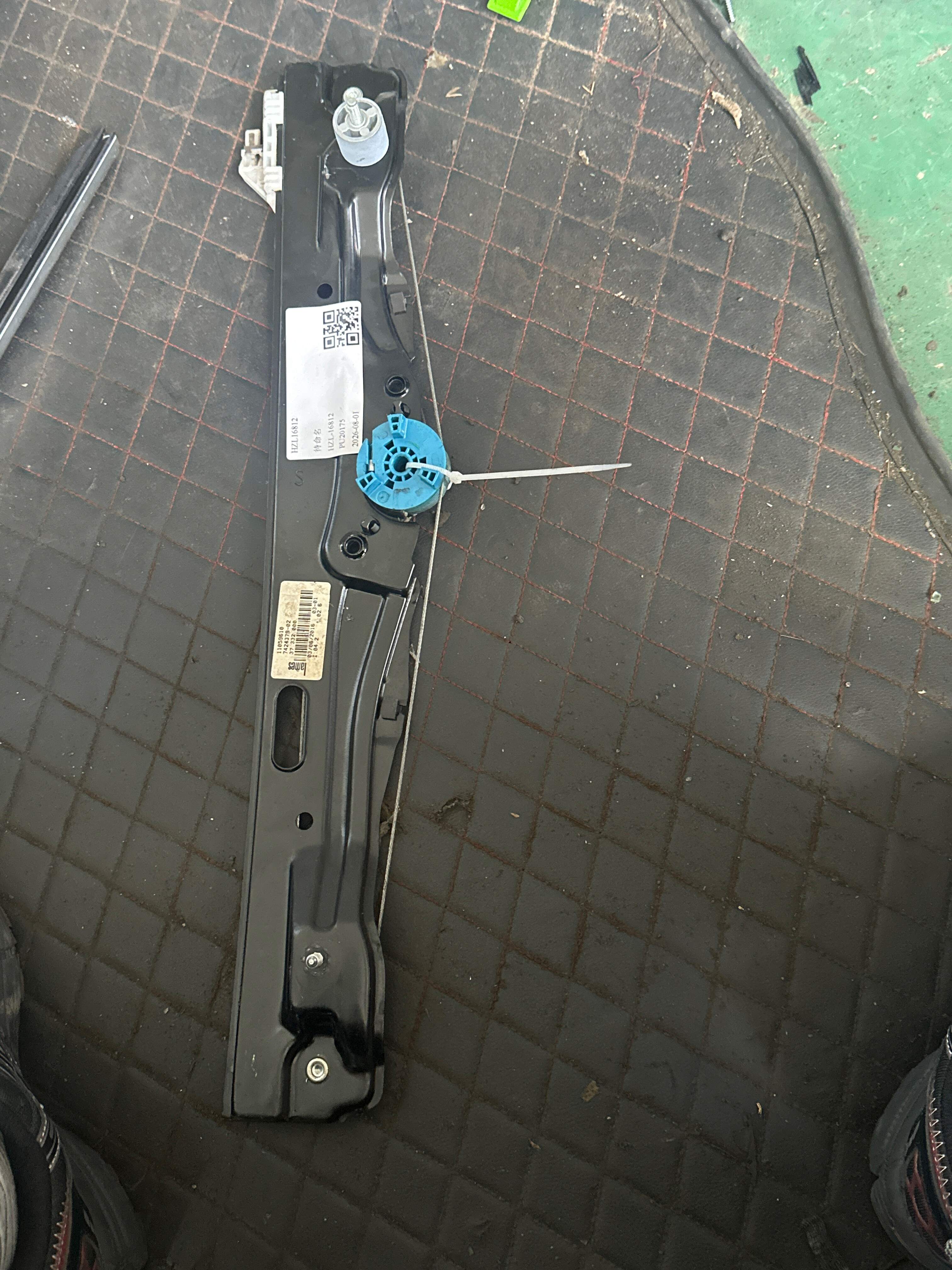 51357490201 后门玻璃升降支架(左)