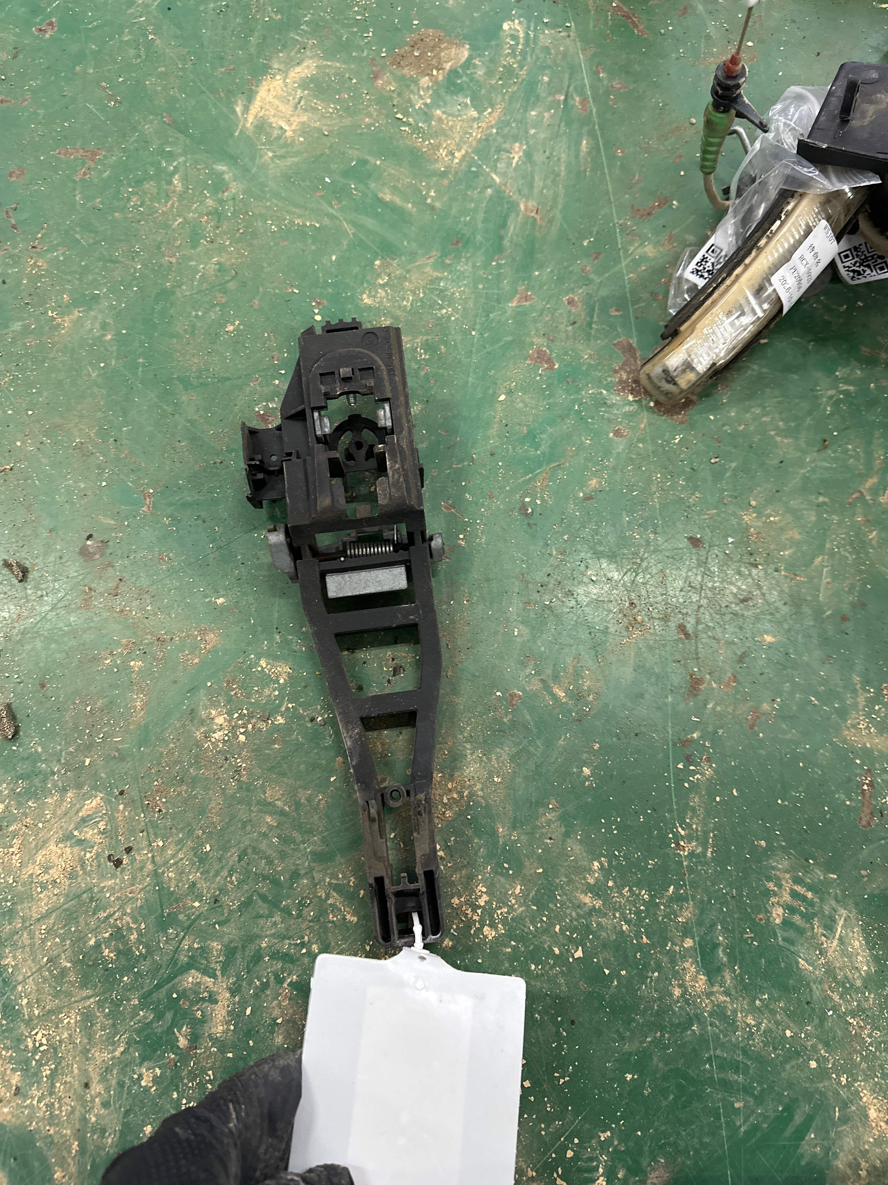 3M51R224A37AE 前门外拉手固定框（右）