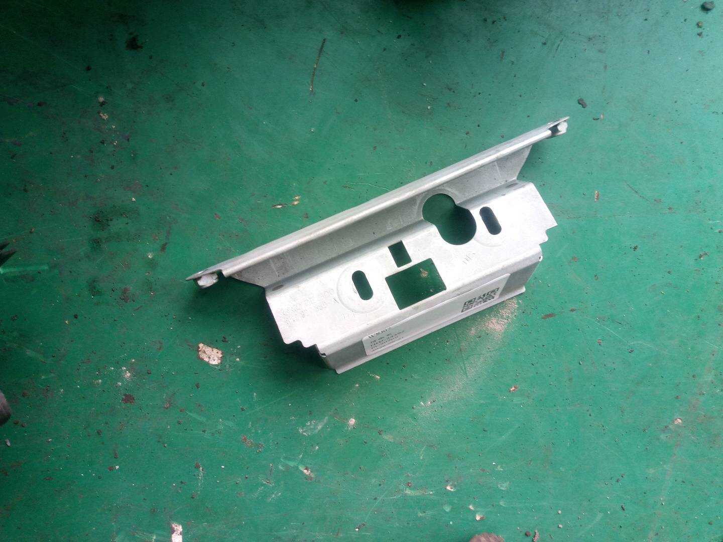 8R0827569B 尾盖隔板