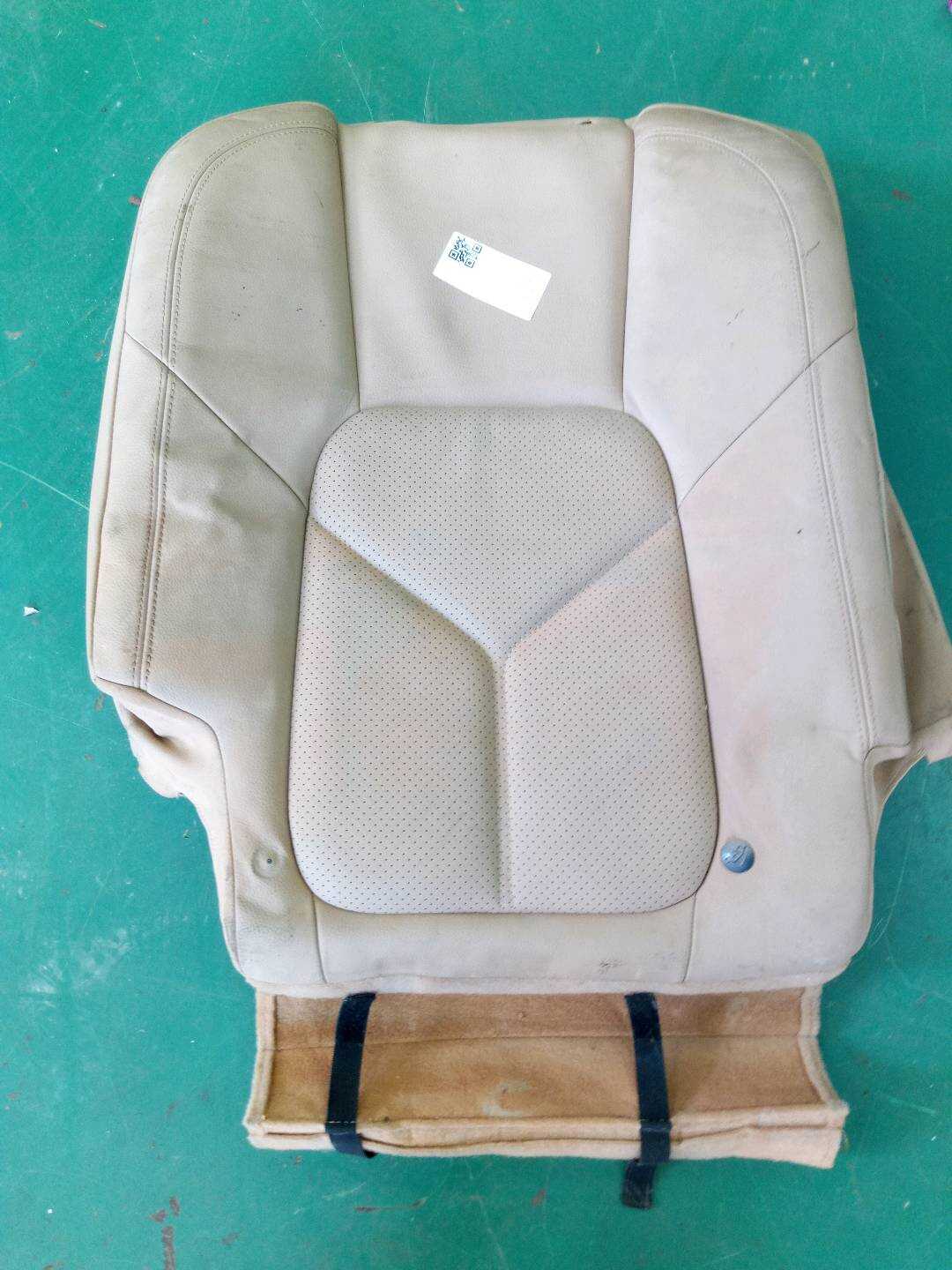 95852277610 后座椅靠背软垫(右)