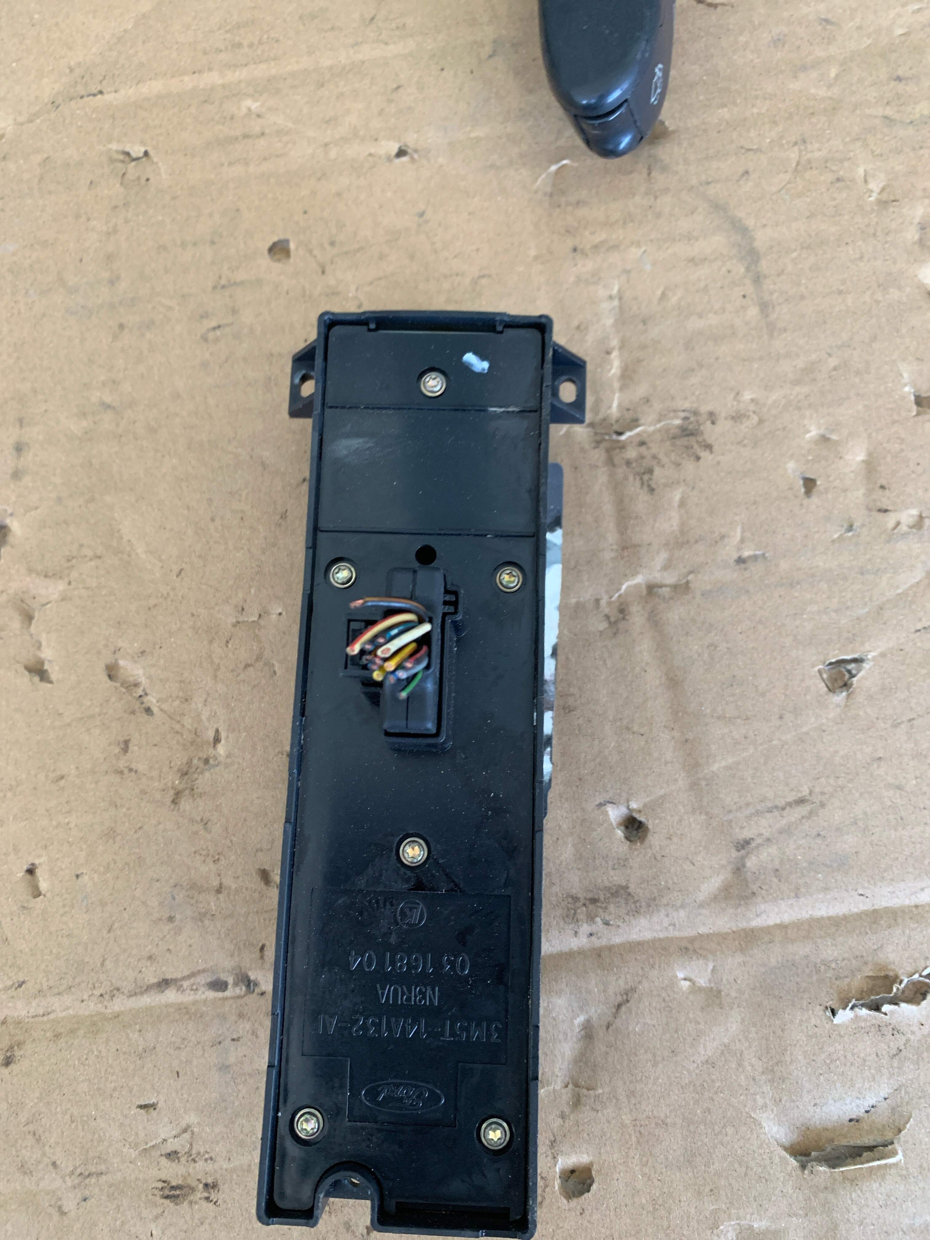3M5T14A132AF 前门玻璃升降开关(左)