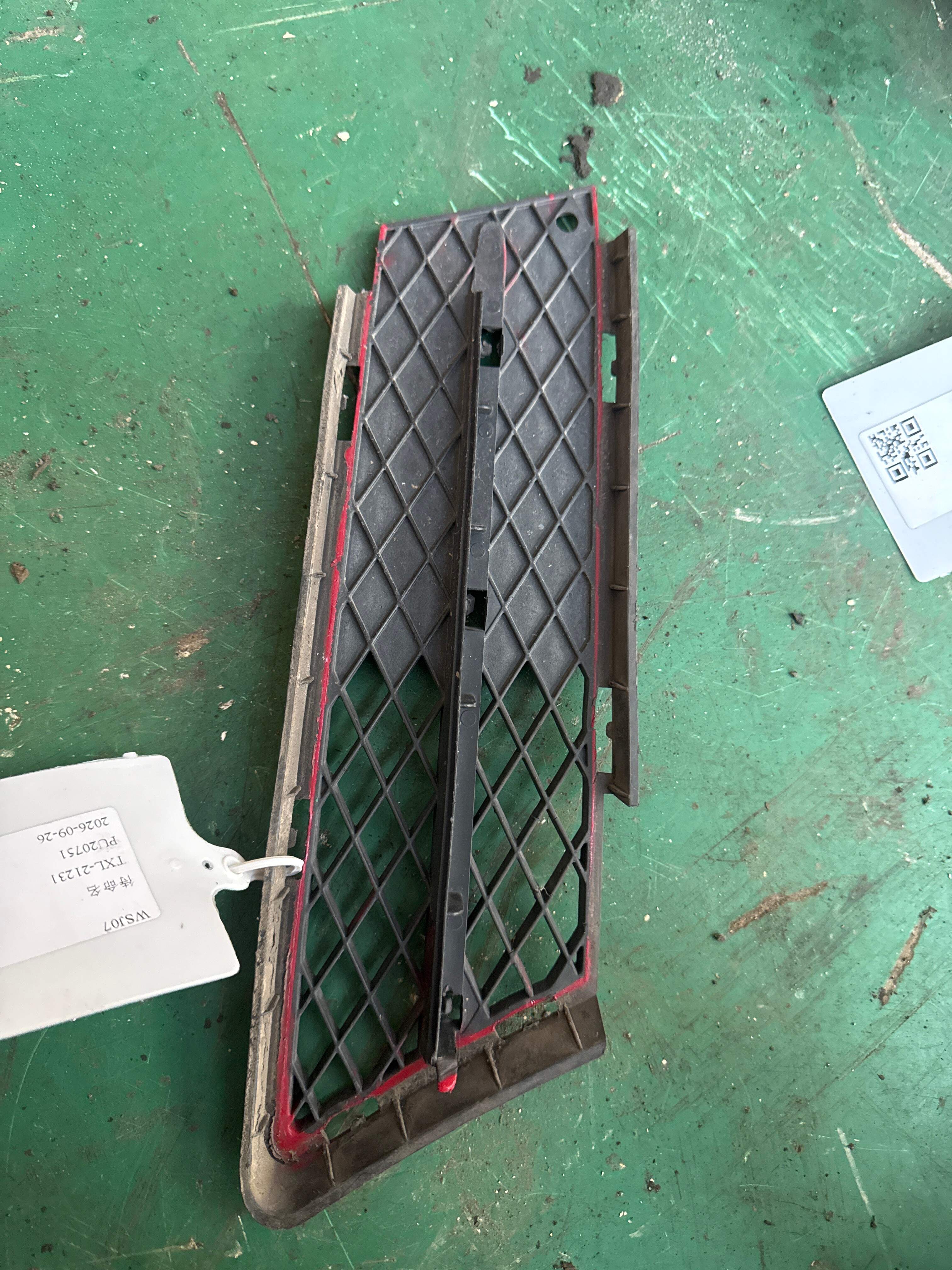 51117134082 Front Bumper Grille, Right