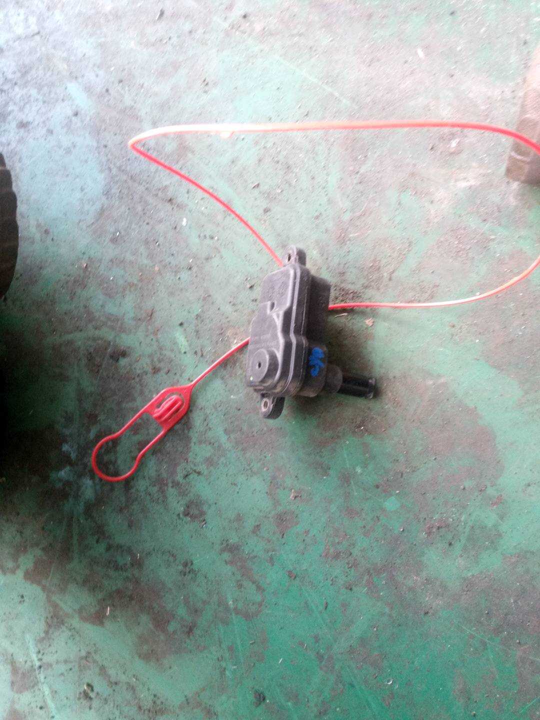 4L0862153C 燃油箱门开启执行器