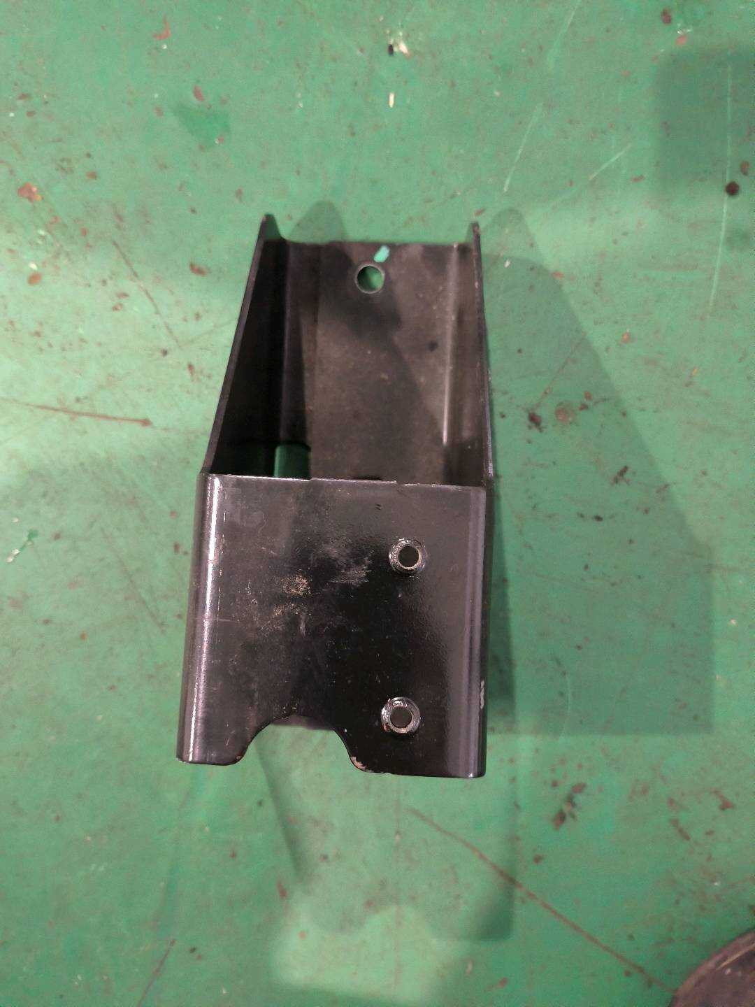 8R0813384 右前捆绑环支座