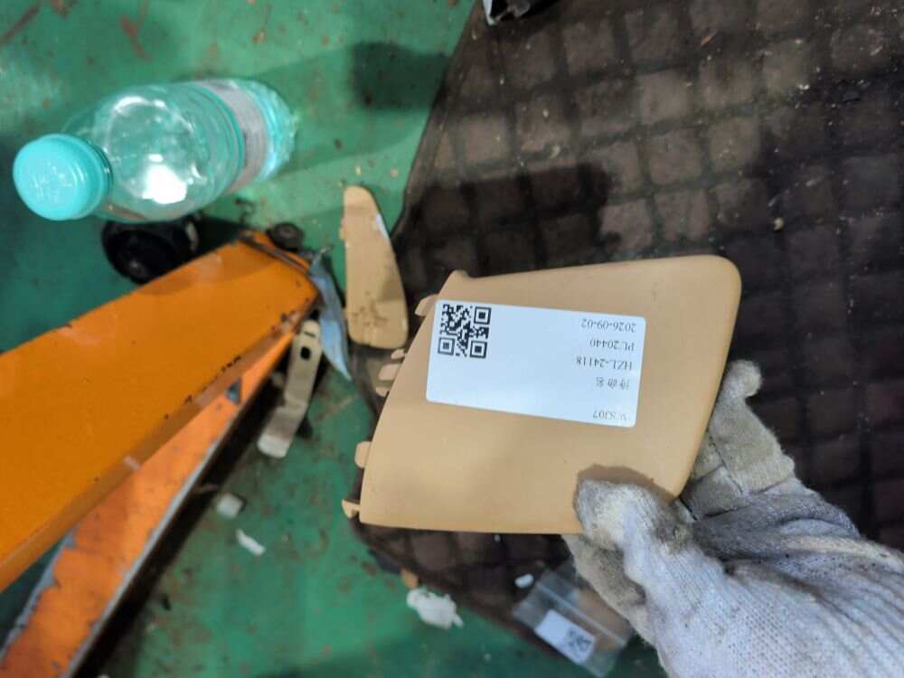 97052132401 安全带支撑安装部件装饰罩(右)