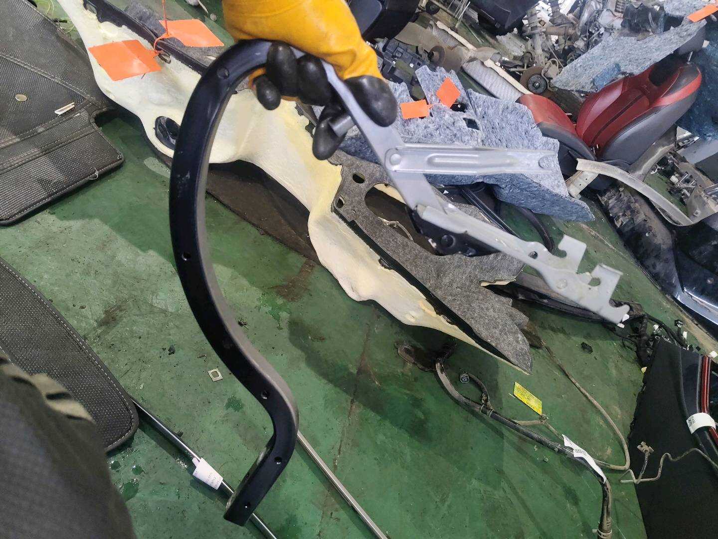 B016860 Trunk Right Hinge