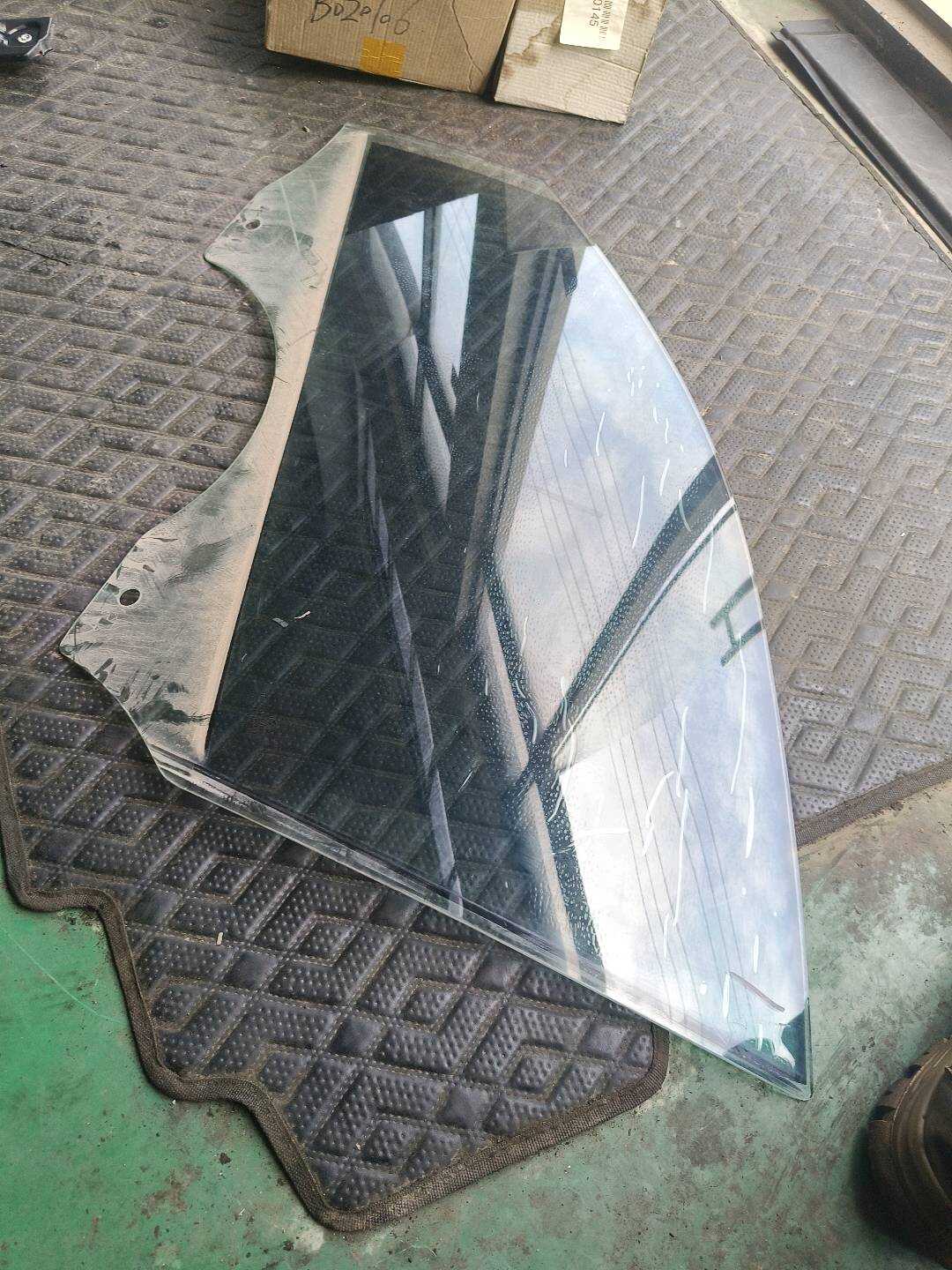 51332458070 前门玻璃(左)