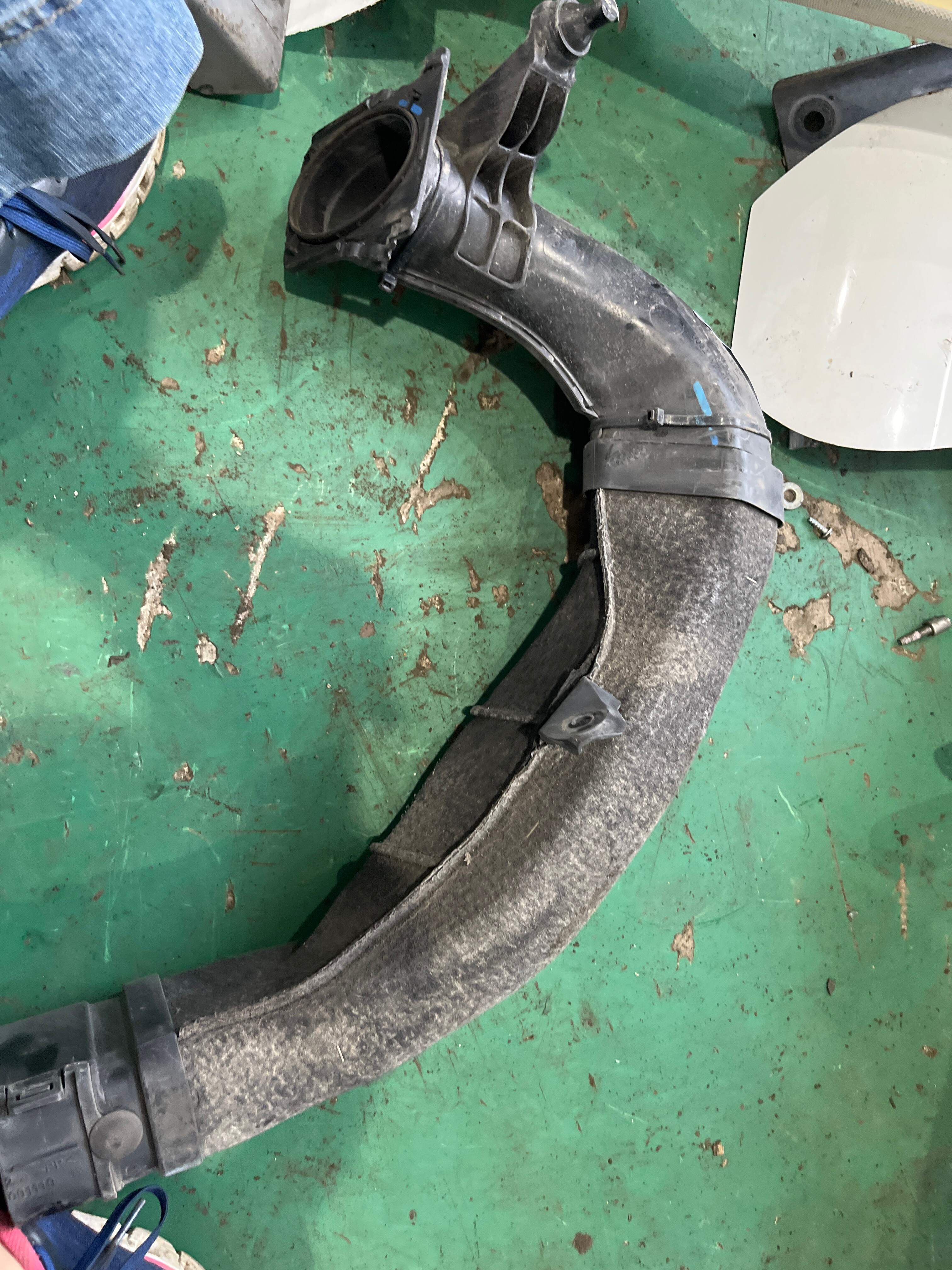 LR009342 Air Filter Intake Pipe