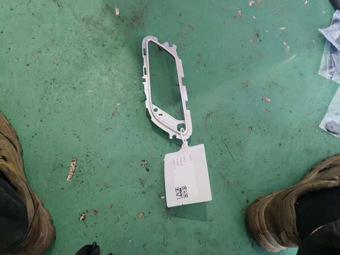 T4A7132MVM 前门内拉手支架(右)