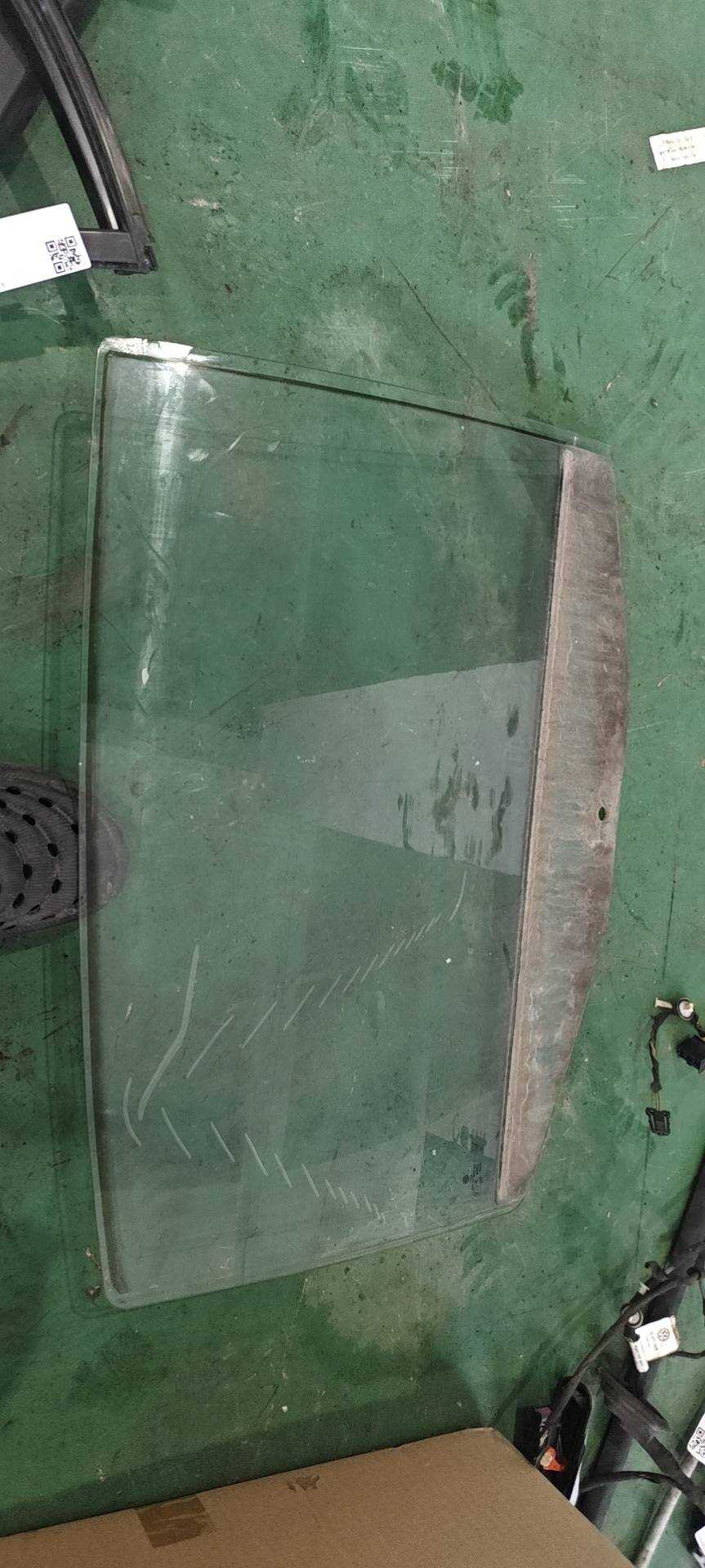18D845026A 后门玻璃(右)