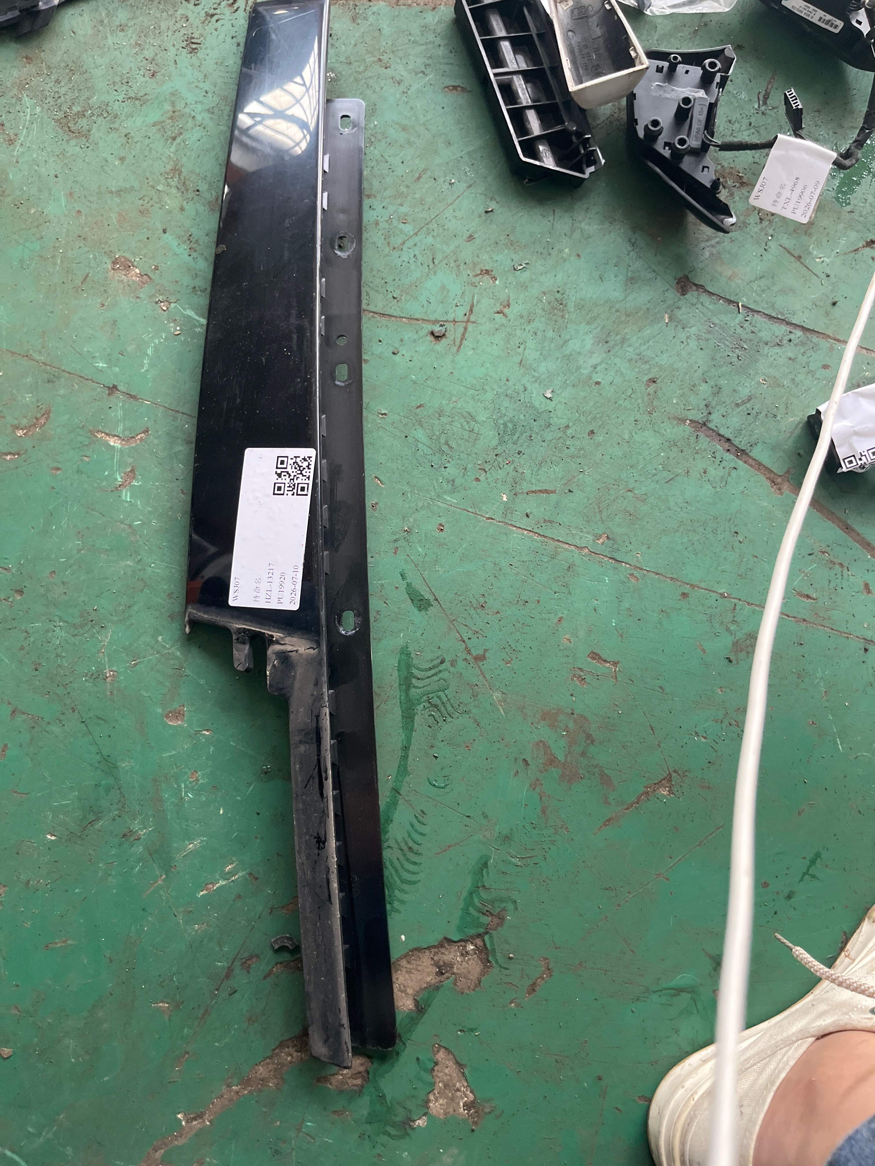 LR050756 Front Door Window Outer Molding, Rear Right