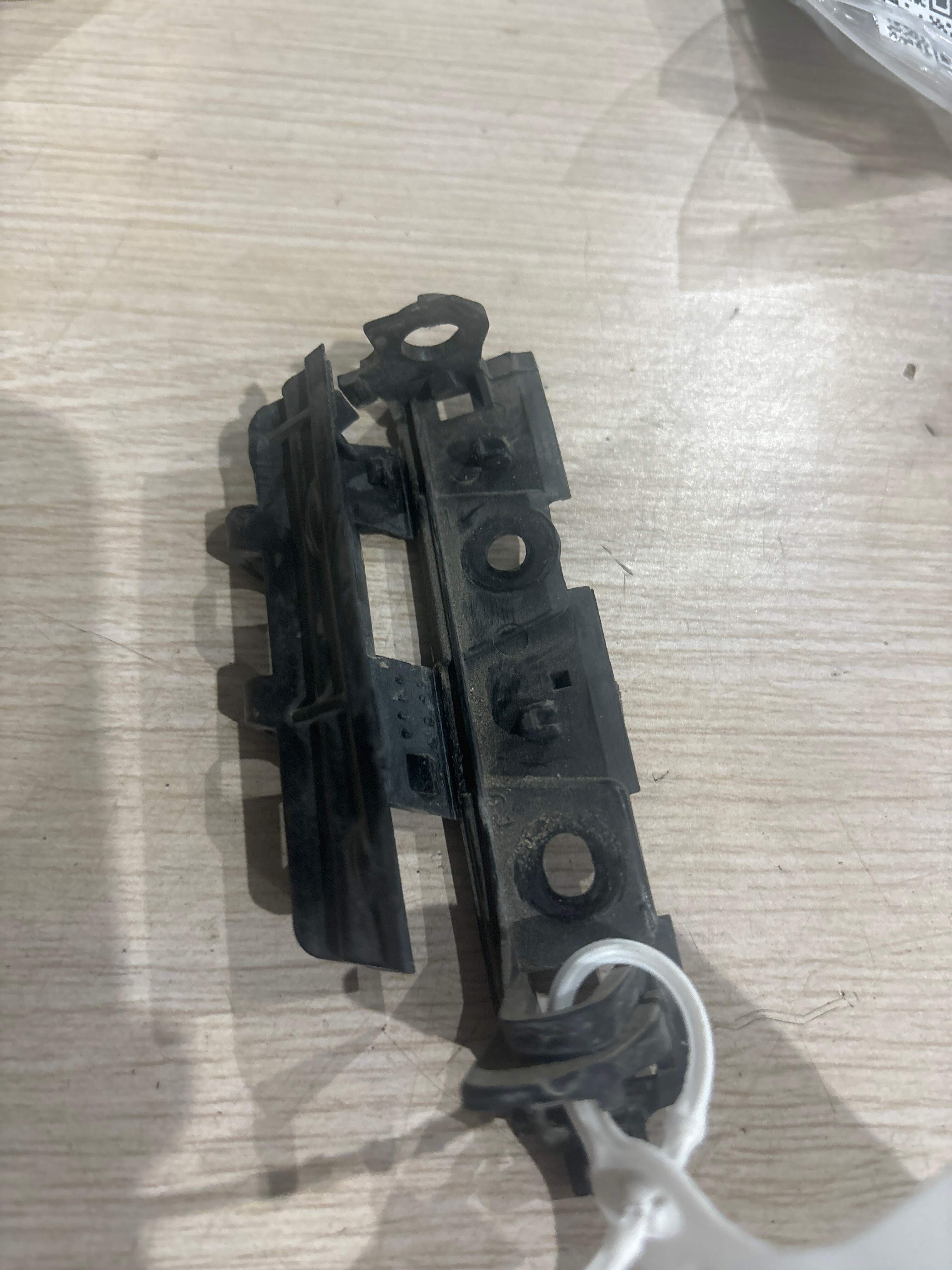 L8WD807890 后保险杠支架(右上)
