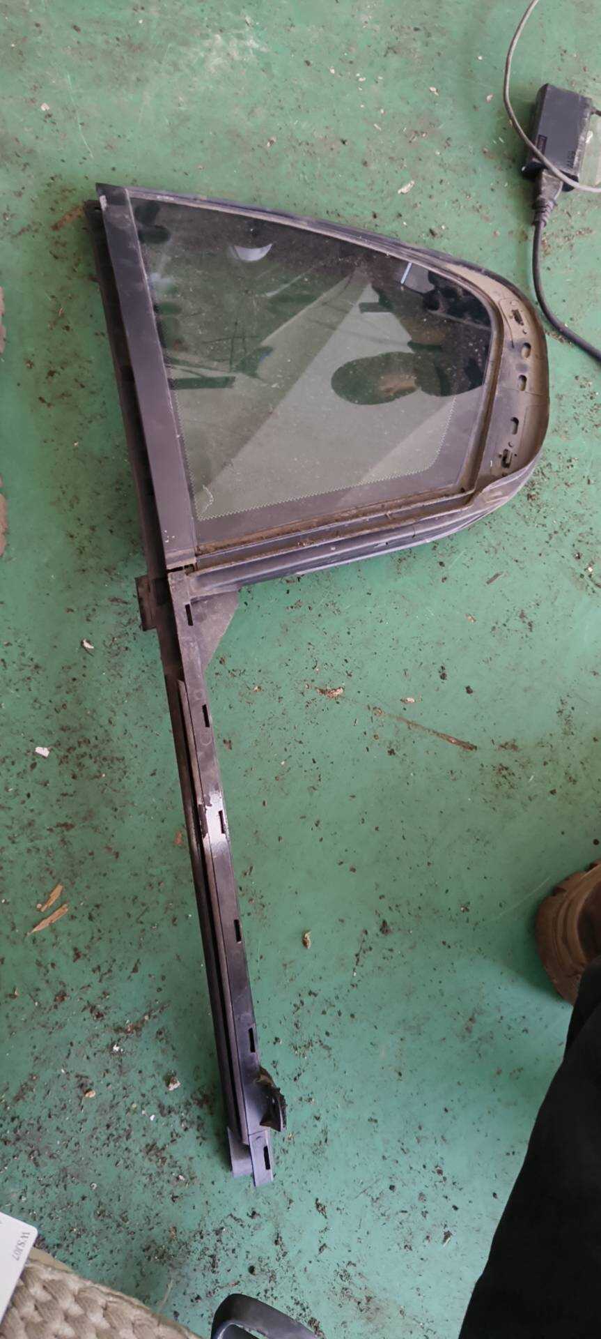 9804459680 后门玻璃（左后）