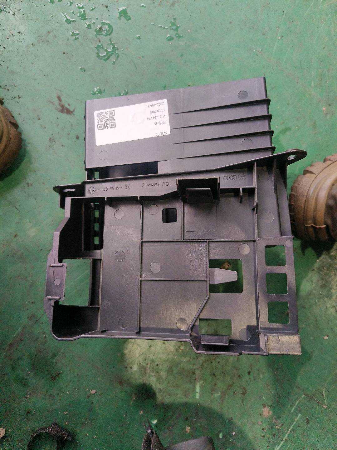 8R0035209B 控制单元支座