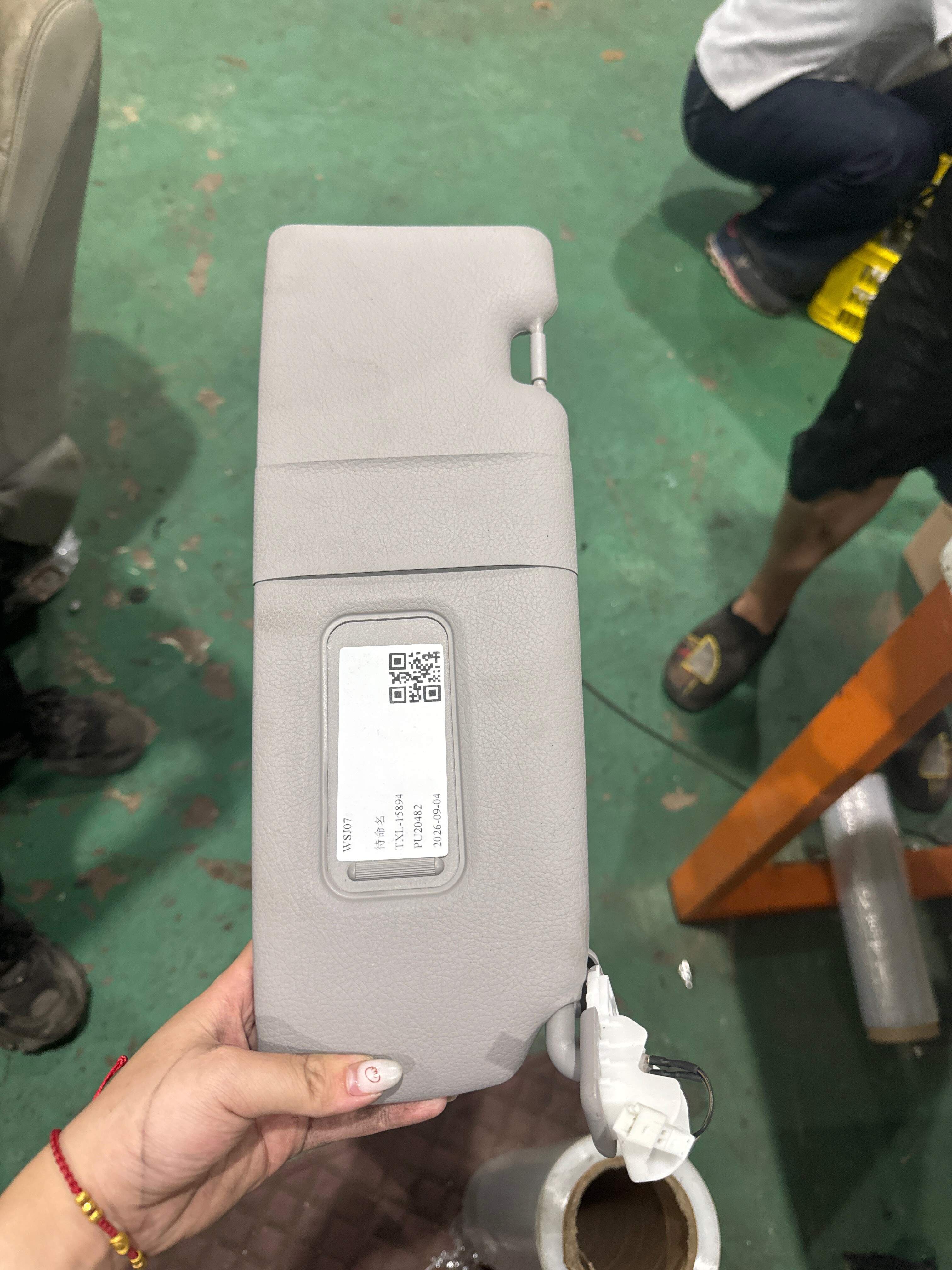 51447326232 遮阳板(右)