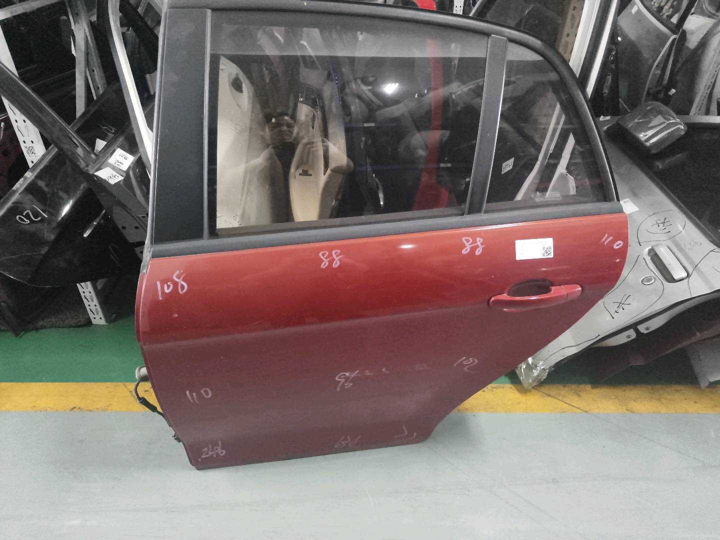 L18G833055 后门壳(左)