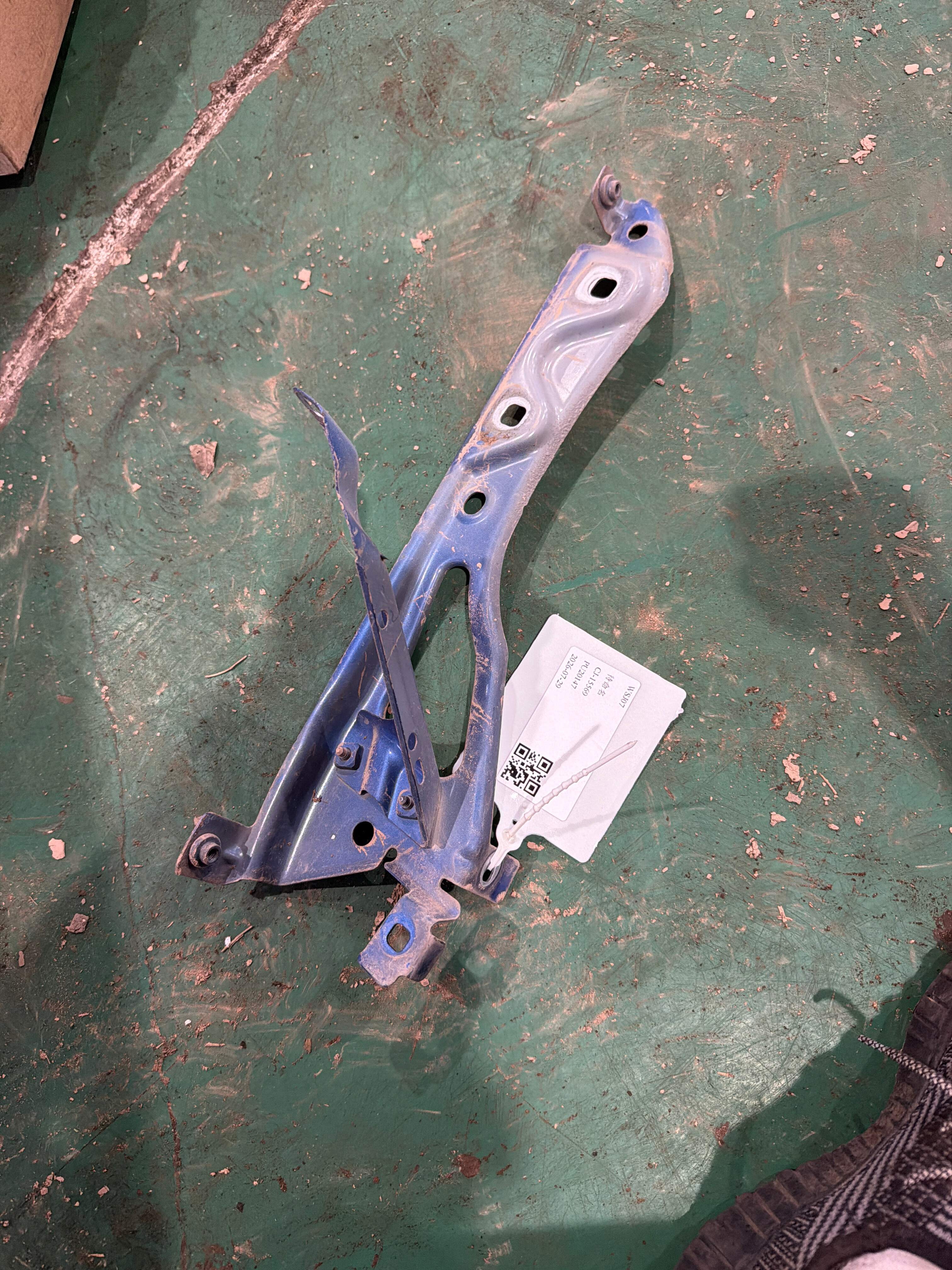 41007495160 Front Hood Hinge, Right